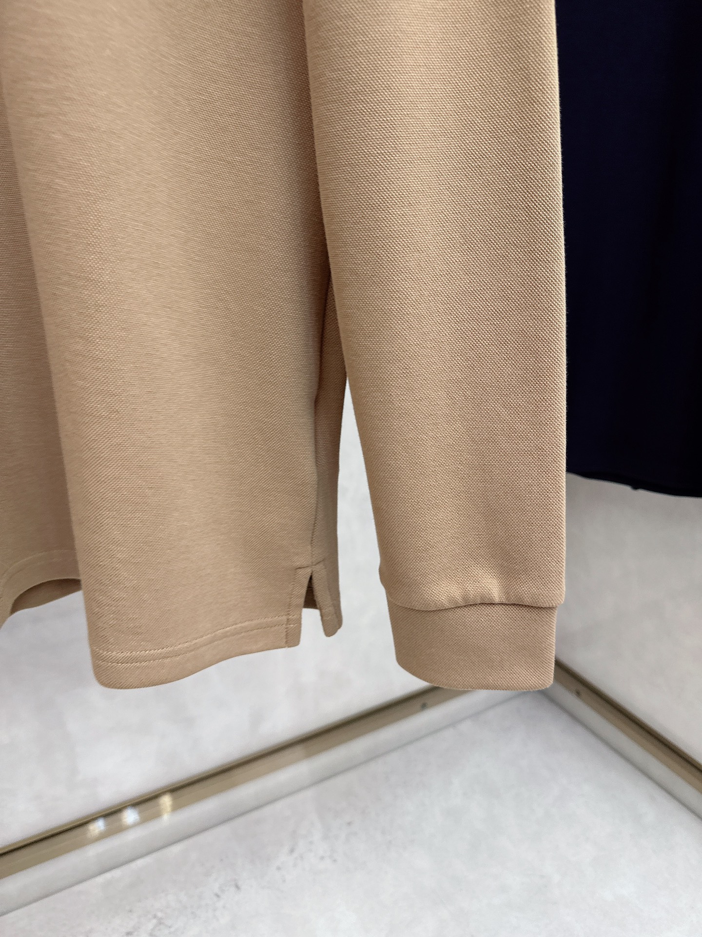 alo 2025春夏新款首发最新款翻领Polo短袖 高端订制 设计前卫时尚！品牌logo重工艺设计 高端