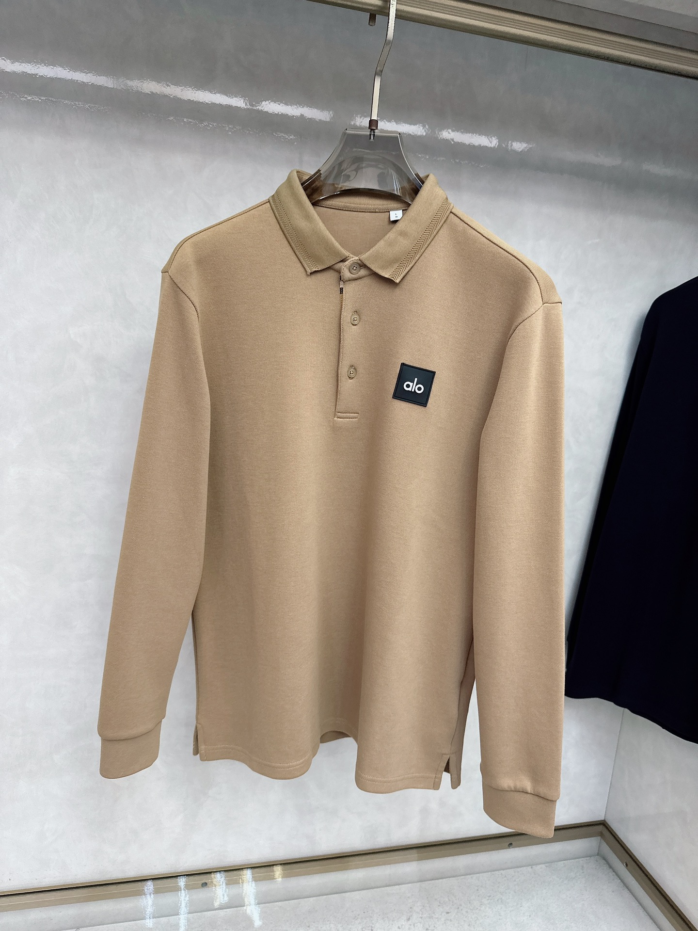 alo 2025春夏新款首发最新款翻领Polo短袖 高端订制 设计前卫时尚！品牌logo重工艺设计 高端