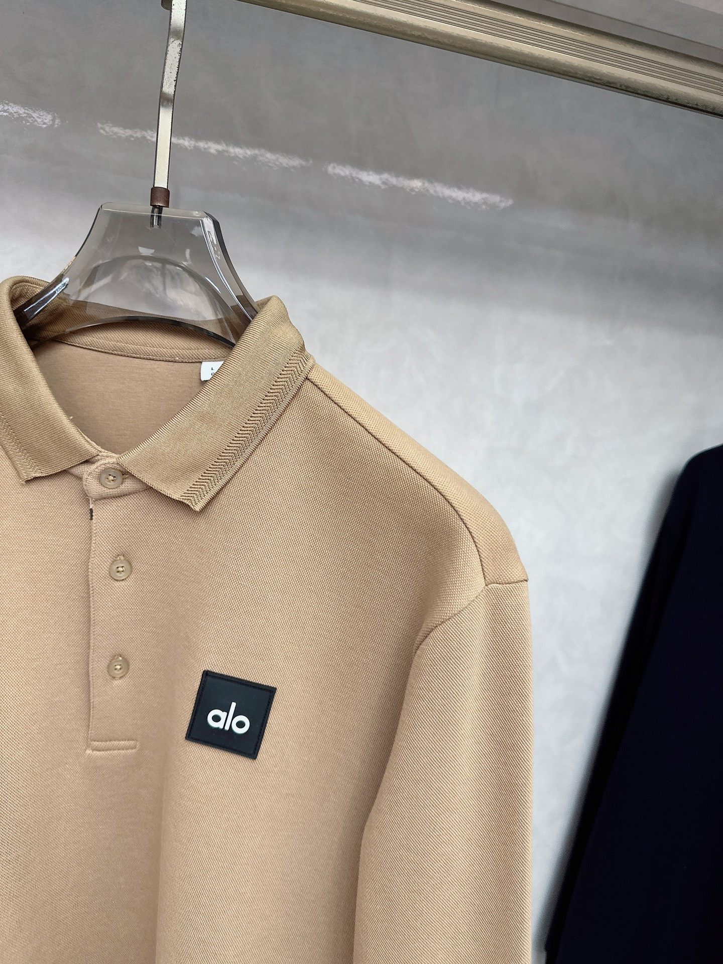 alo 2025春夏新款首发最新款翻领Polo短袖 高端订制 设计前卫时尚！品牌logo重工艺设计 高端