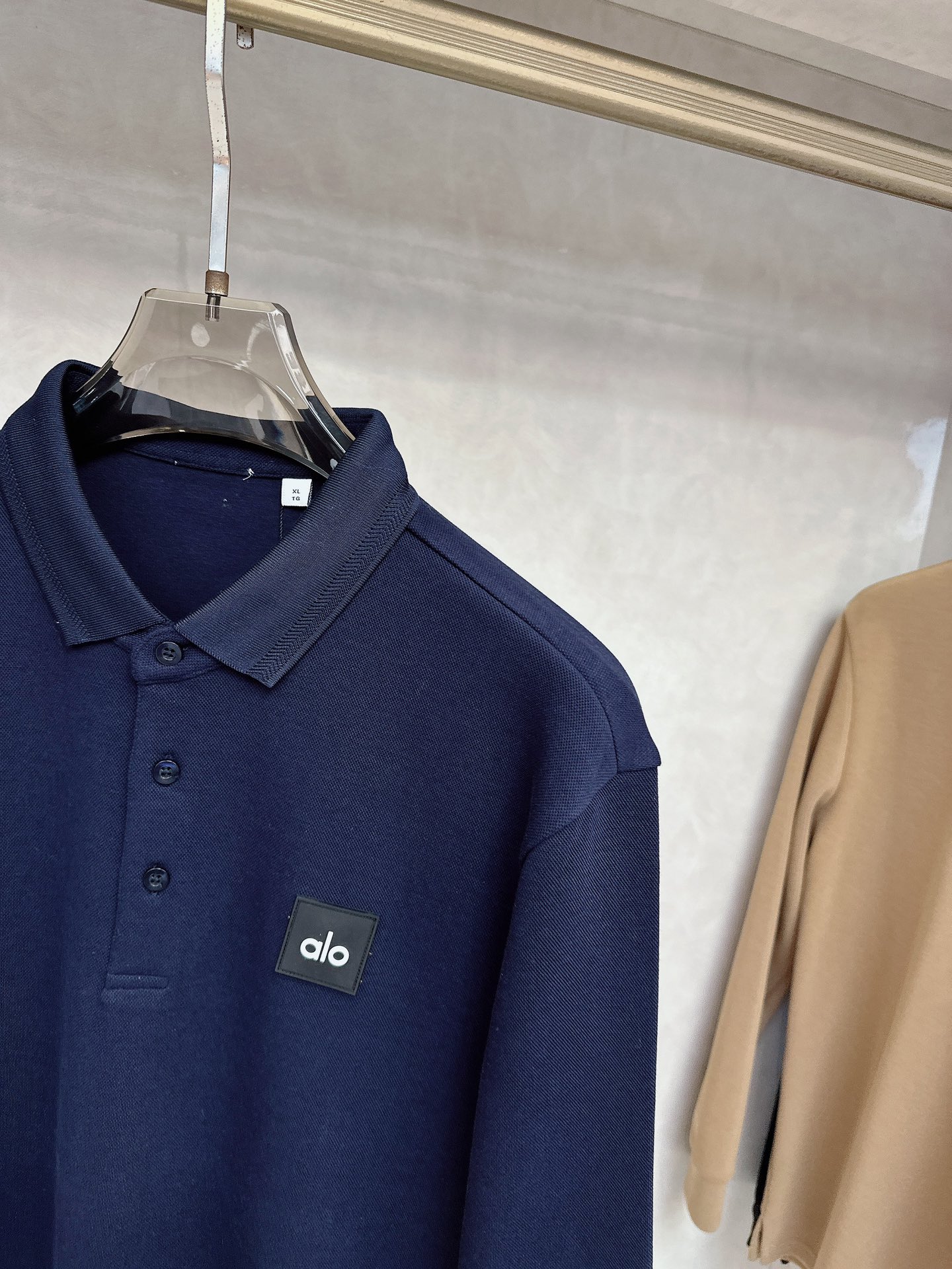 alo 2025春夏新款首发最新款翻领Polo短袖 高端订制 设计前卫时尚！品牌logo重工艺设计 高端