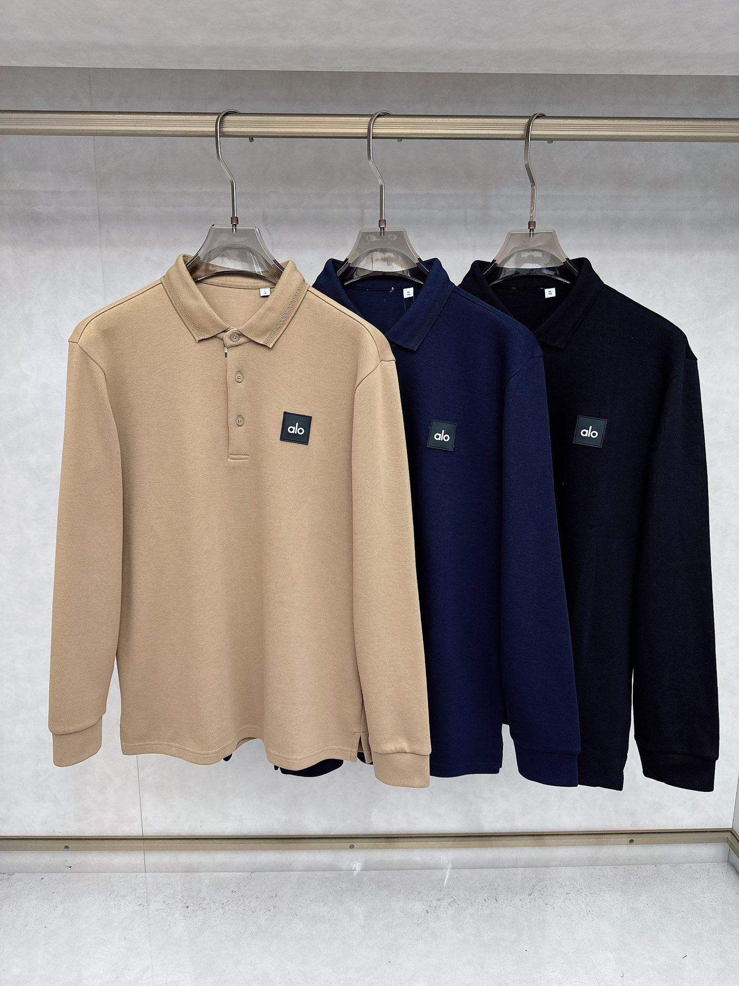 alo 2025春夏新款首发最新款翻领Polo短袖 高端订制 设计前卫时尚！品牌logo重工艺设计 高端