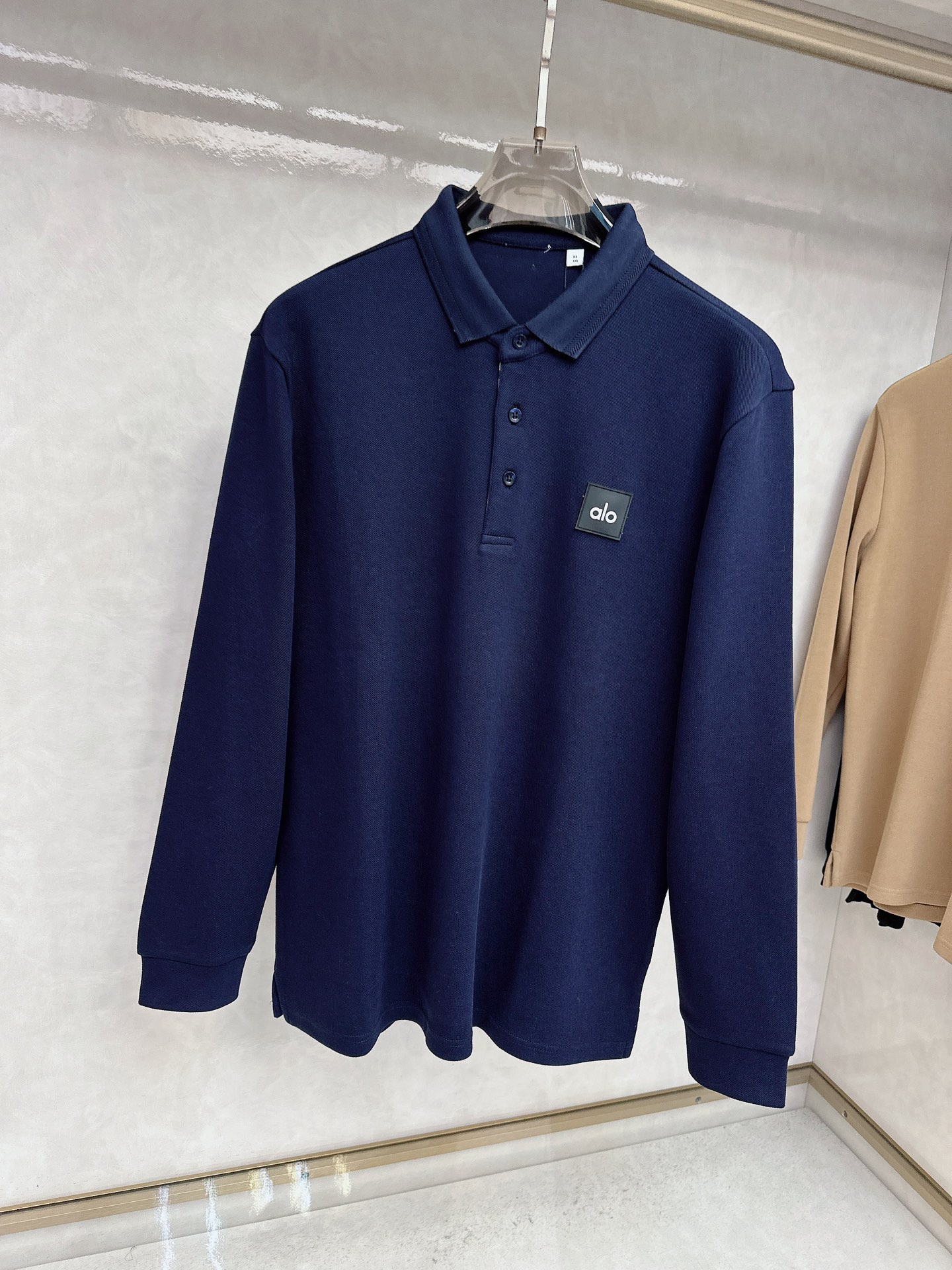 alo 2025春夏新款首发最新款翻领Polo短袖 高端订制 设计前卫时尚！品牌logo重工艺设计 高端