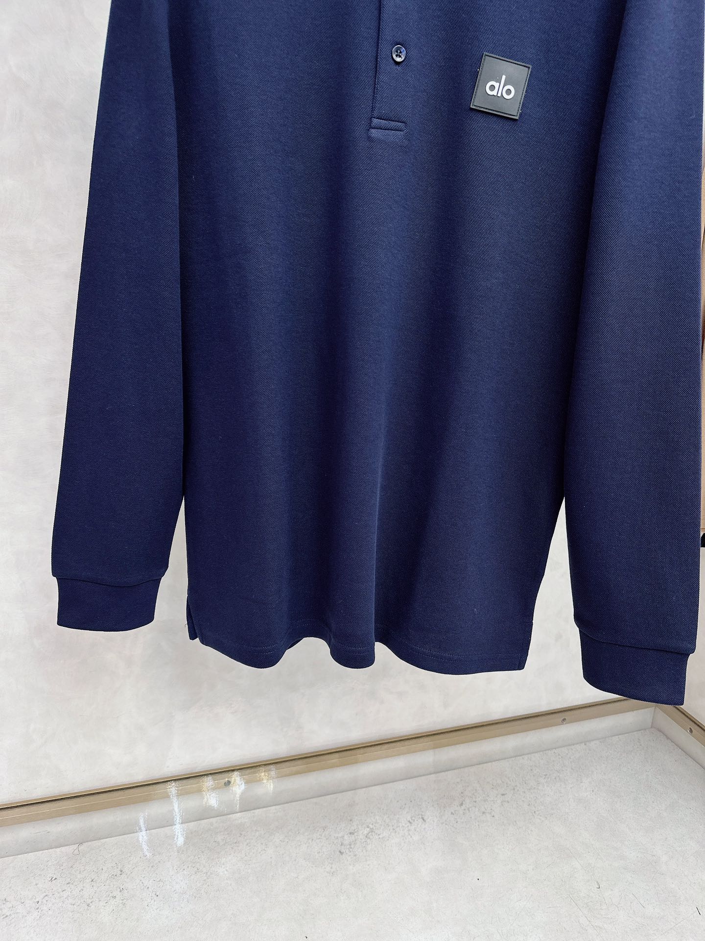 alo 2025春夏新款首发最新款翻领Polo短袖 高端订制 设计前卫时尚！品牌logo重工艺设计 高端