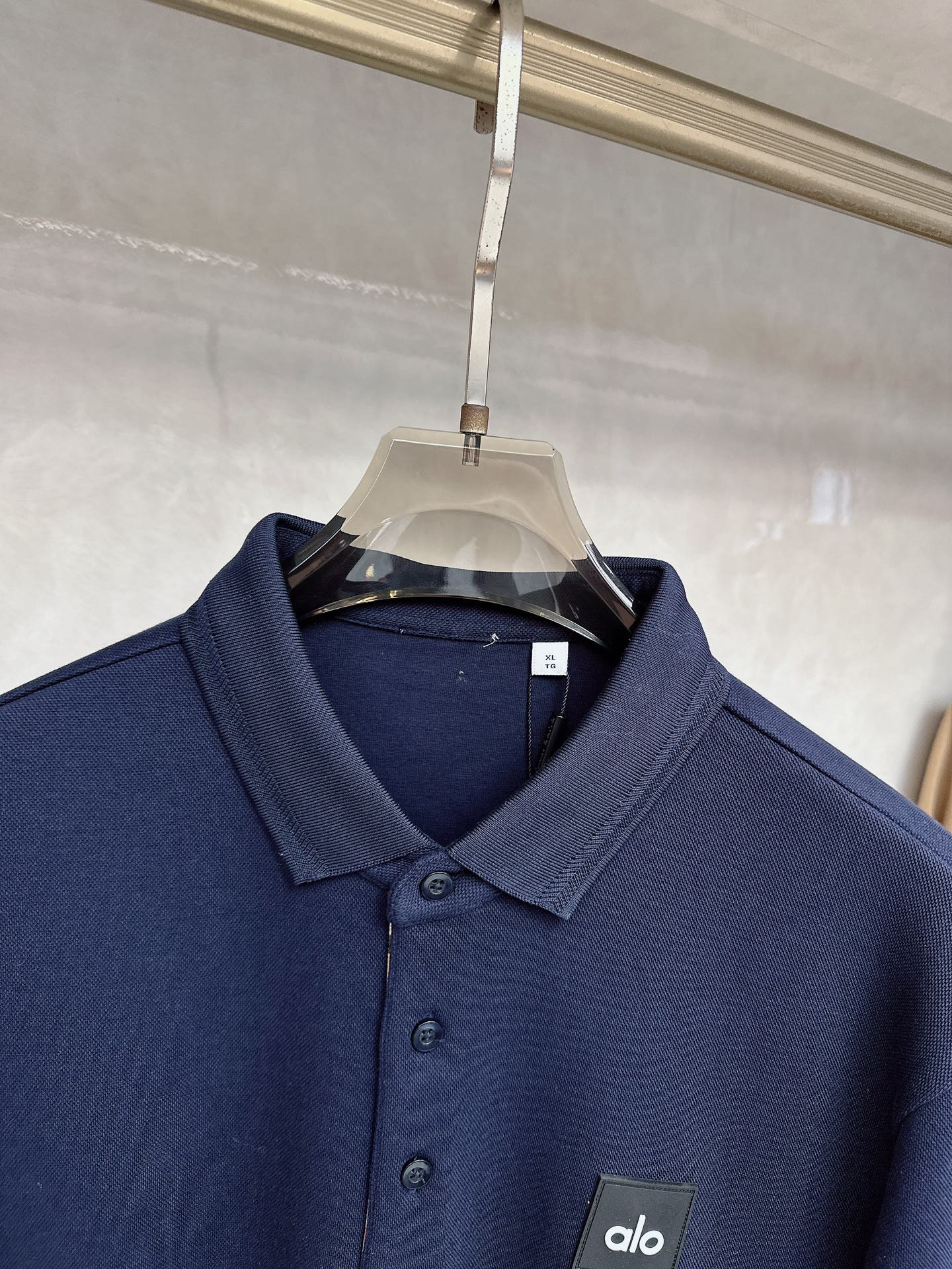 alo 2025春夏新款首发最新款翻领Polo短袖 高端订制 设计前卫时尚！品牌logo重工艺设计 高端