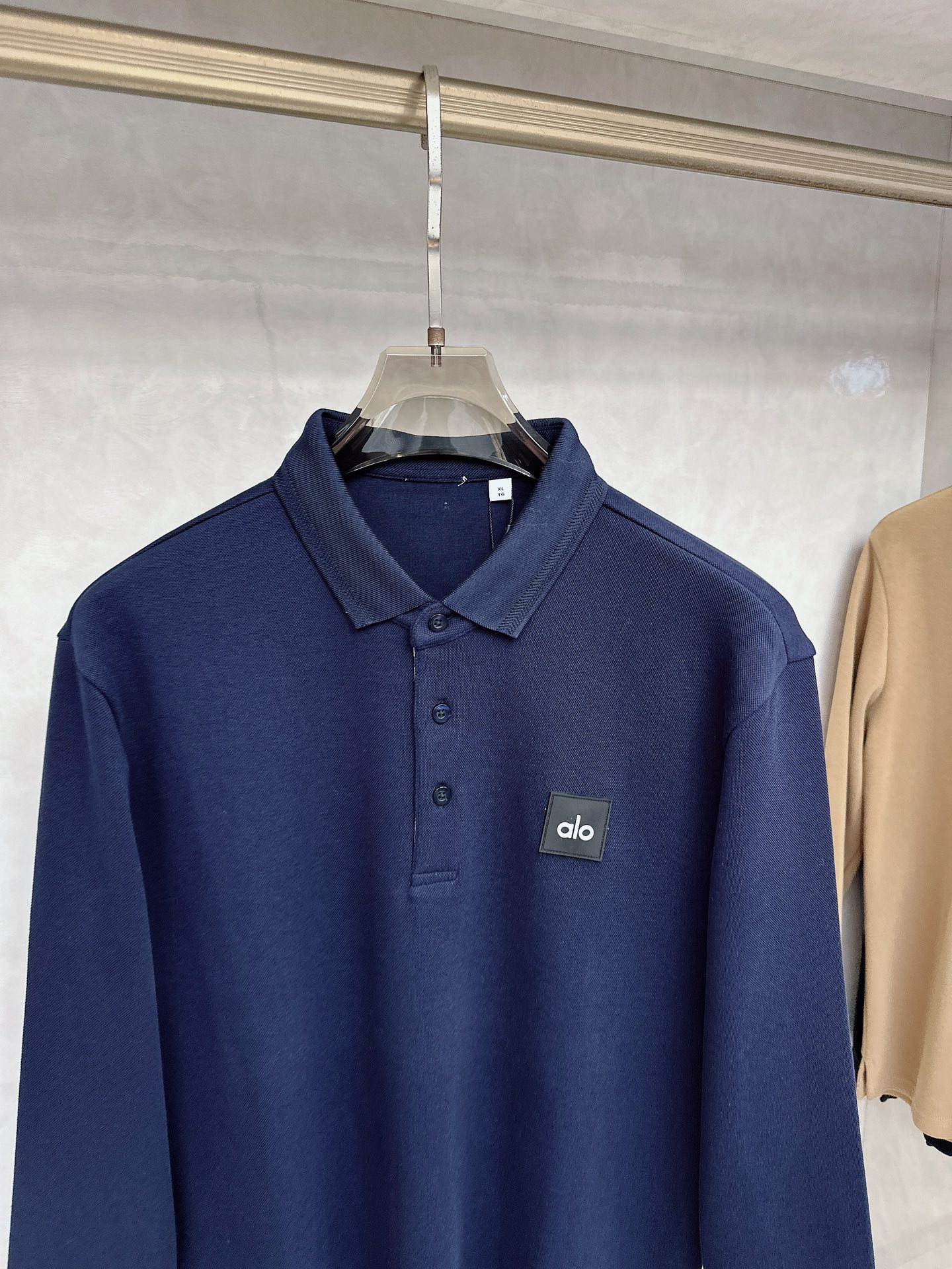 alo 2025春夏新款首发最新款翻领Polo短袖 高端订制 设计前卫时尚！品牌logo重工艺设计 高端
