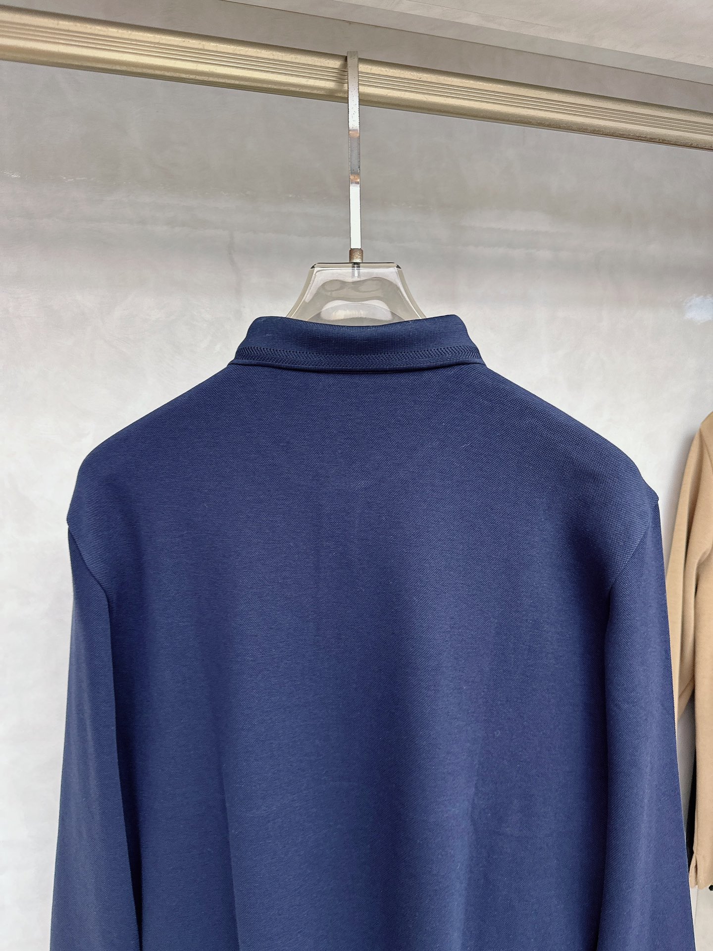 alo 2025春夏新款首发最新款翻领Polo短袖 高端订制 设计前卫时尚！品牌logo重工艺设计 高端