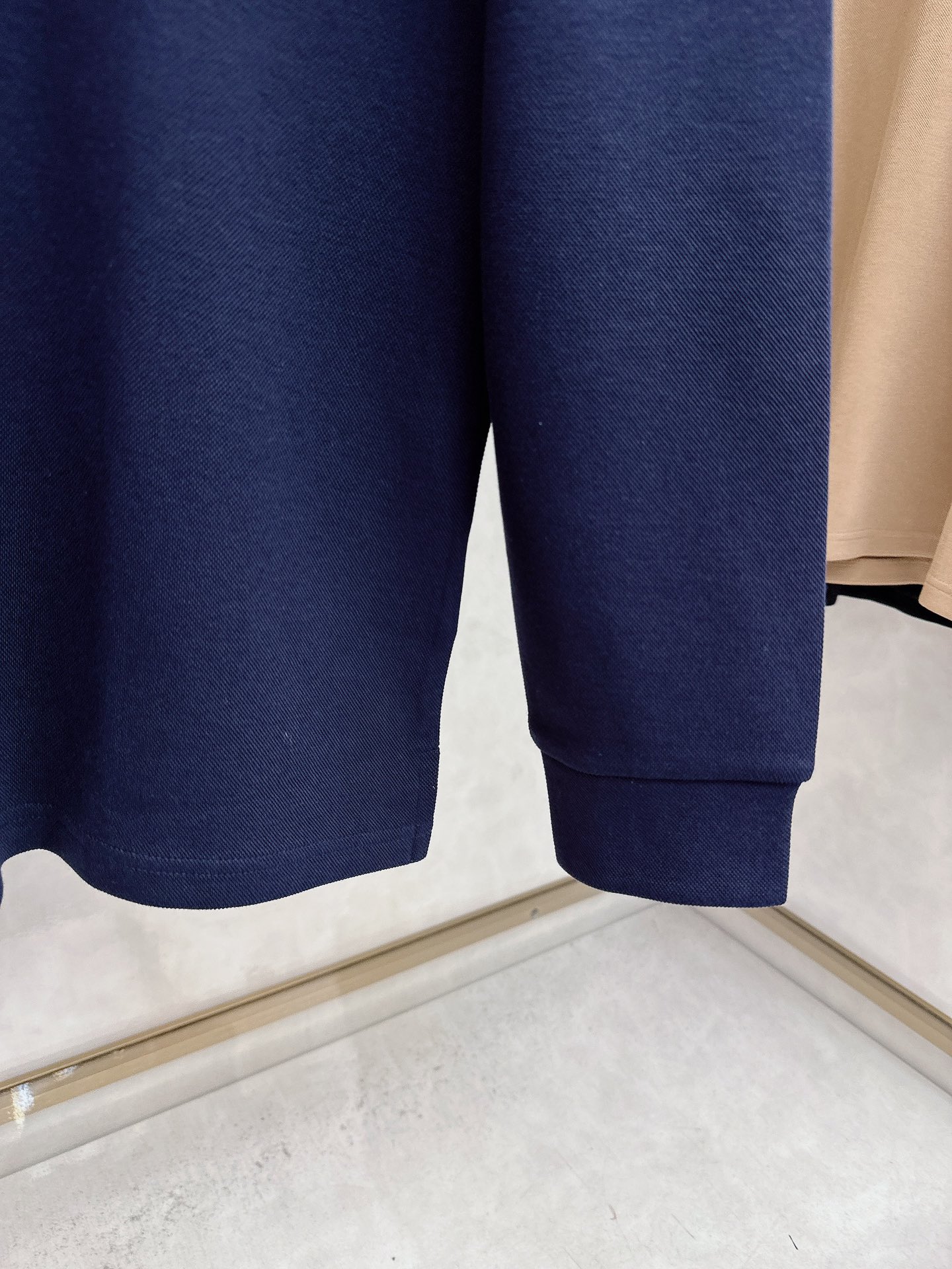 alo 2025春夏新款首发最新款翻领Polo短袖 高端订制 设计前卫时尚！品牌logo重工艺设计 高端