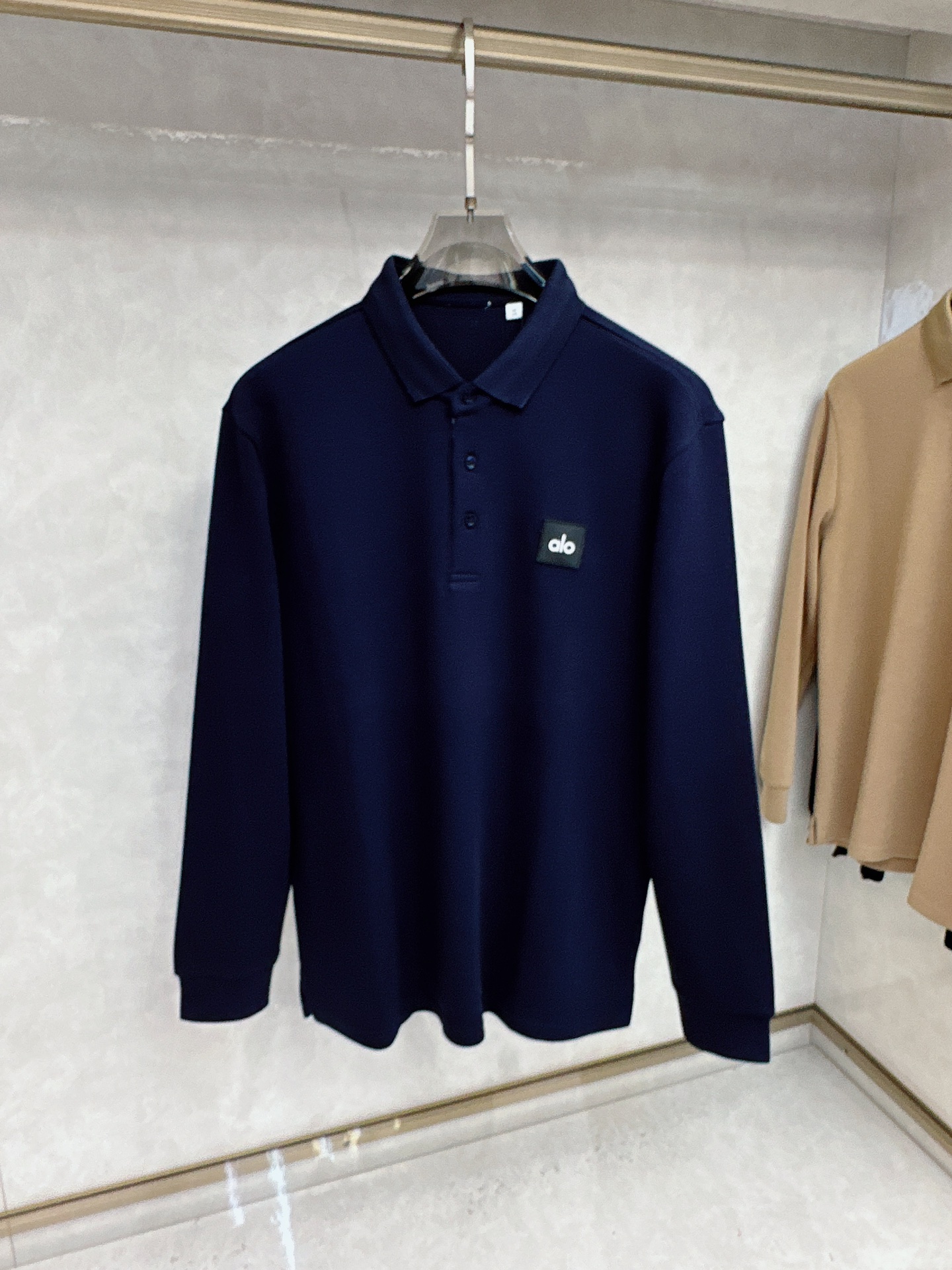 alo 2025春夏新款首发最新款翻领Polo短袖 高端订制 设计前卫时尚！品牌logo重工艺设计 高端