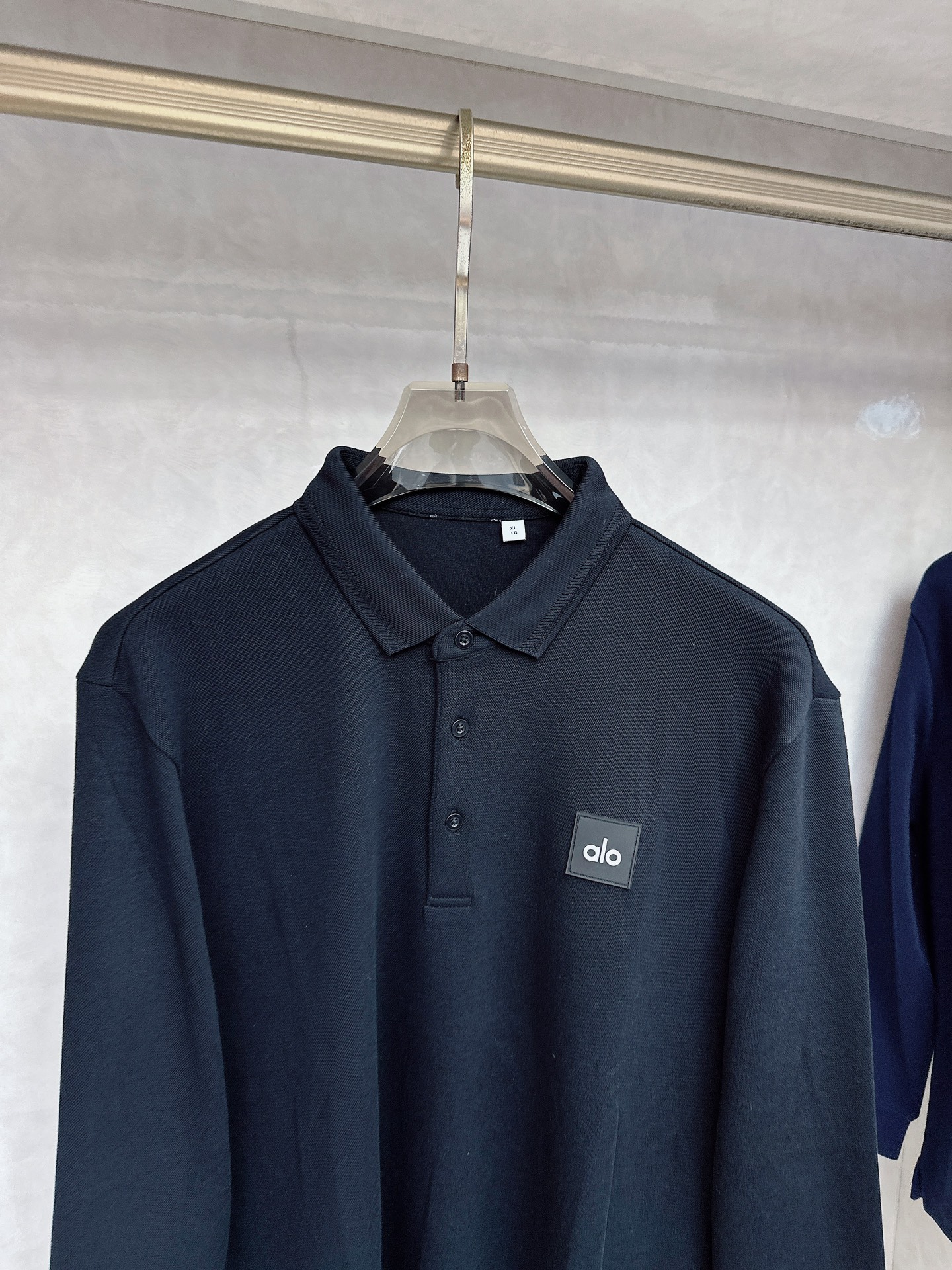 alo 2025春夏新款首发最新款翻领Polo短袖 高端订制 设计前卫时尚！品牌logo重工艺设计 高端