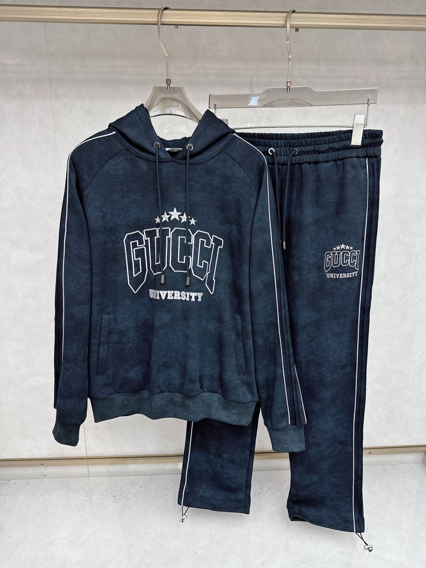 NO:528067,Guqi 2025 autumn and winter new fashion casual set brand classic logo, excellent comfort and strong hand touch. Very high recognition Custom imported fabric, fresh color, fine workmanship ~ Super good upper body [code number] M-2XL,,alexander wang19860909古奇 2025秋冬新款时尚休闲套装 品牌经典LOGO ,舒适度极好,手触感强烈.辨识度极高 定制进口面料 色泽清新 做工精细 ～上身超赞【码数】 M-2XL,,alexander wang,Men's clothing