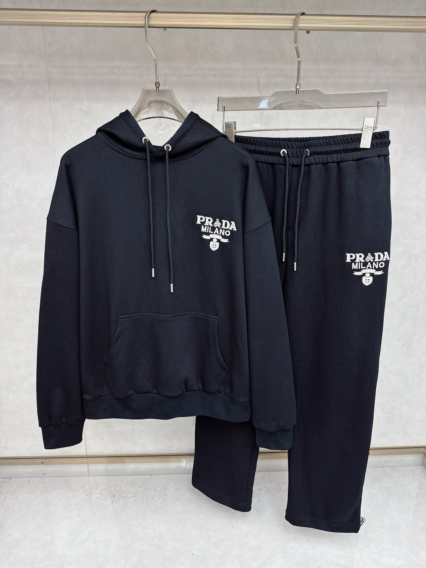 NO:528069,Prada 2025 autumn and winter new fashion casual set brand classic logo, excellent comfort and strong hand touch. Very high recognition Custom imported fabric, fresh color, fine workmanship ~ Super good upper body [code number] M-2XL,,prada,alexander wang19860909普拉达 2025秋冬新款时尚休闲套装 品牌经典LOGO ,舒适度极好,手触感强烈.辨识度极高 定制进口面料 色泽清新 做工精细 ～上身超赞【码数】 M-2XL,,prada,alexander wang,Men's clothing