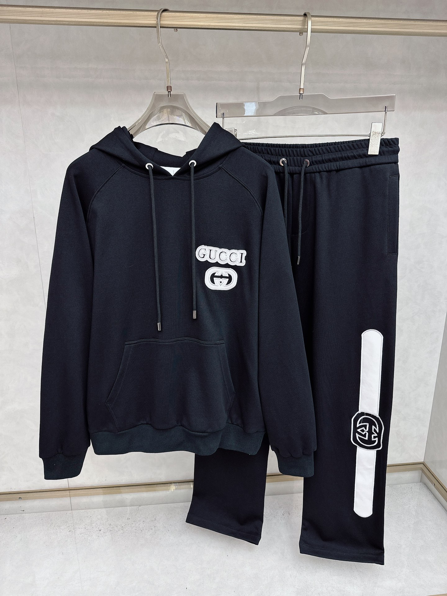 NO:528073,Guqi 2025 autumn and winter new fashion casual set brand classic logo, excellent comfort and strong hand touch. Very high recognition Custom imported fabric, fresh color, fine workmanship ~ Super good upper body [code number] M-2XL,,alexander wang19860909古奇 2025秋冬新款时尚休闲套装 品牌经典LOGO ,舒适度极好,手触感强烈.辨识度极高 定制进口面料 色泽清新 做工精细 ～上身超赞【码数】 M-2XL,,alexander wang,Men's clothing
