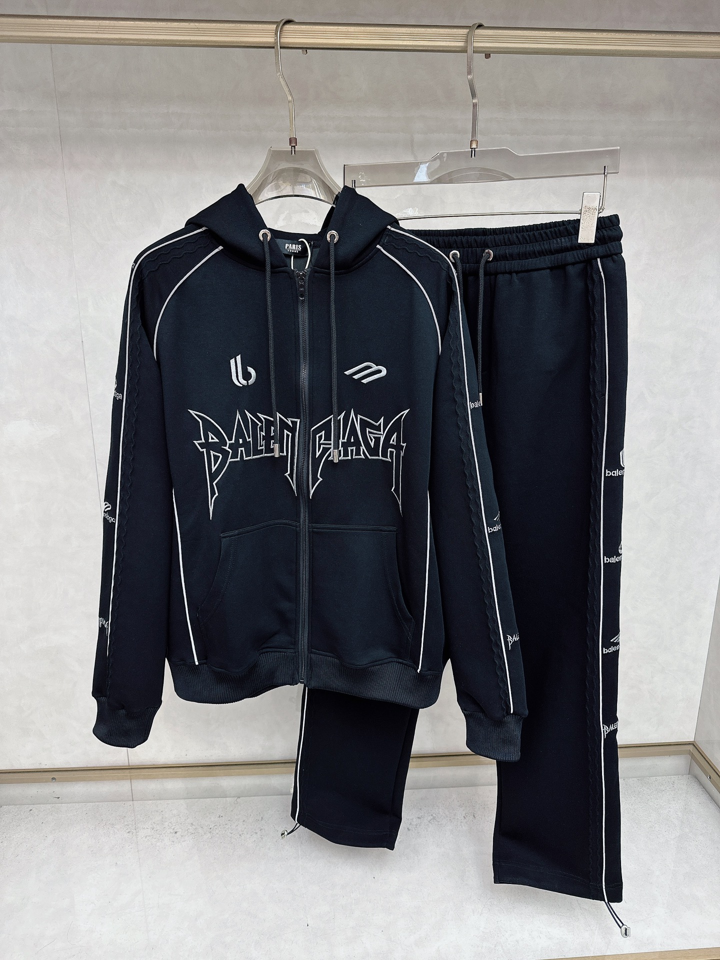 NO:528071,Balenciaga 2025 autumn and winter new fashion casual set brand classic logo, excellent comfort and strong hand touch. Very high recognition Custom imported fabric, fresh color, fine workmanship ~ Super good upper body [code number] M-2XL,,balenciaga,alexander wang19860909巴黎世家 2025秋冬新款时尚休闲套装 品牌经典LOGO ,舒适度极好,手触感强烈.辨识度极高 定制进口面料 色泽清新 做工精细 ～上身超赞【码数】 M-2XL,,balenciaga,alexander wang,Men's clothing