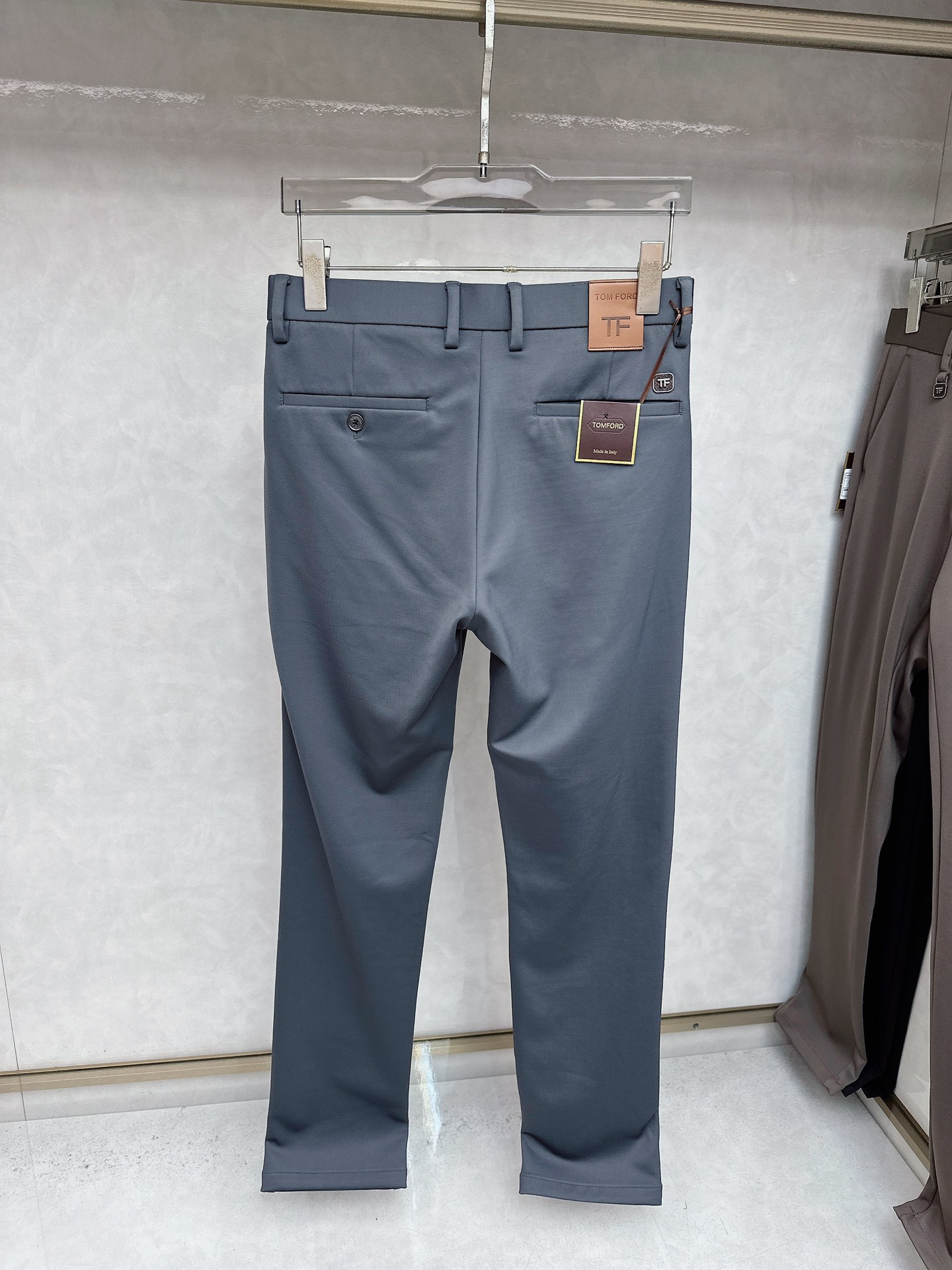 TF 2025秋冬新品男士商务休闲西裤，当柔软与挺括达成完美平衡——这条长裤以100%纯棉主料打造，从肌