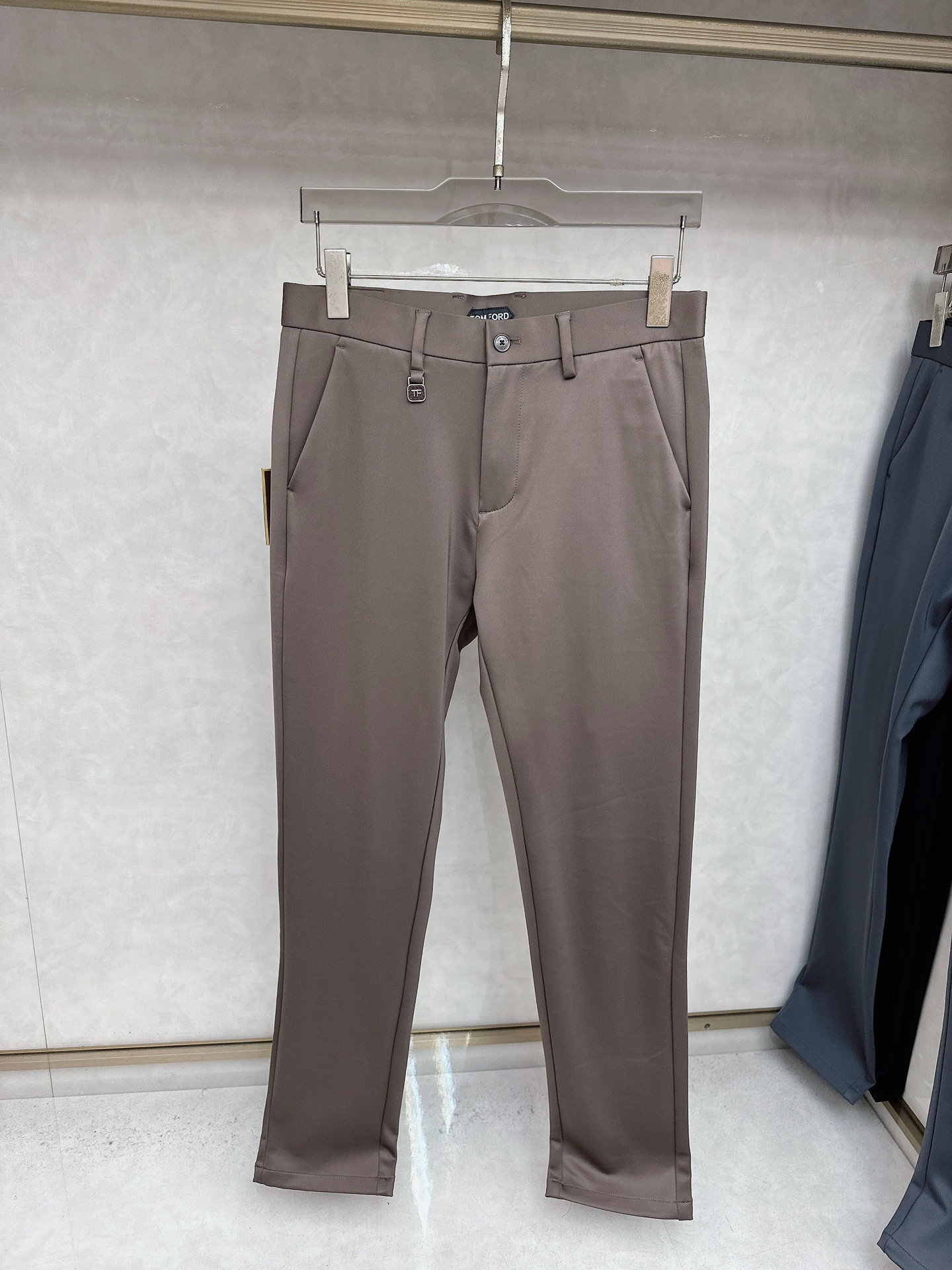 TF 2025秋冬新品男士商务休闲西裤，当柔软与挺括达成完美平衡——这条长裤以100%纯棉主料打造，从肌