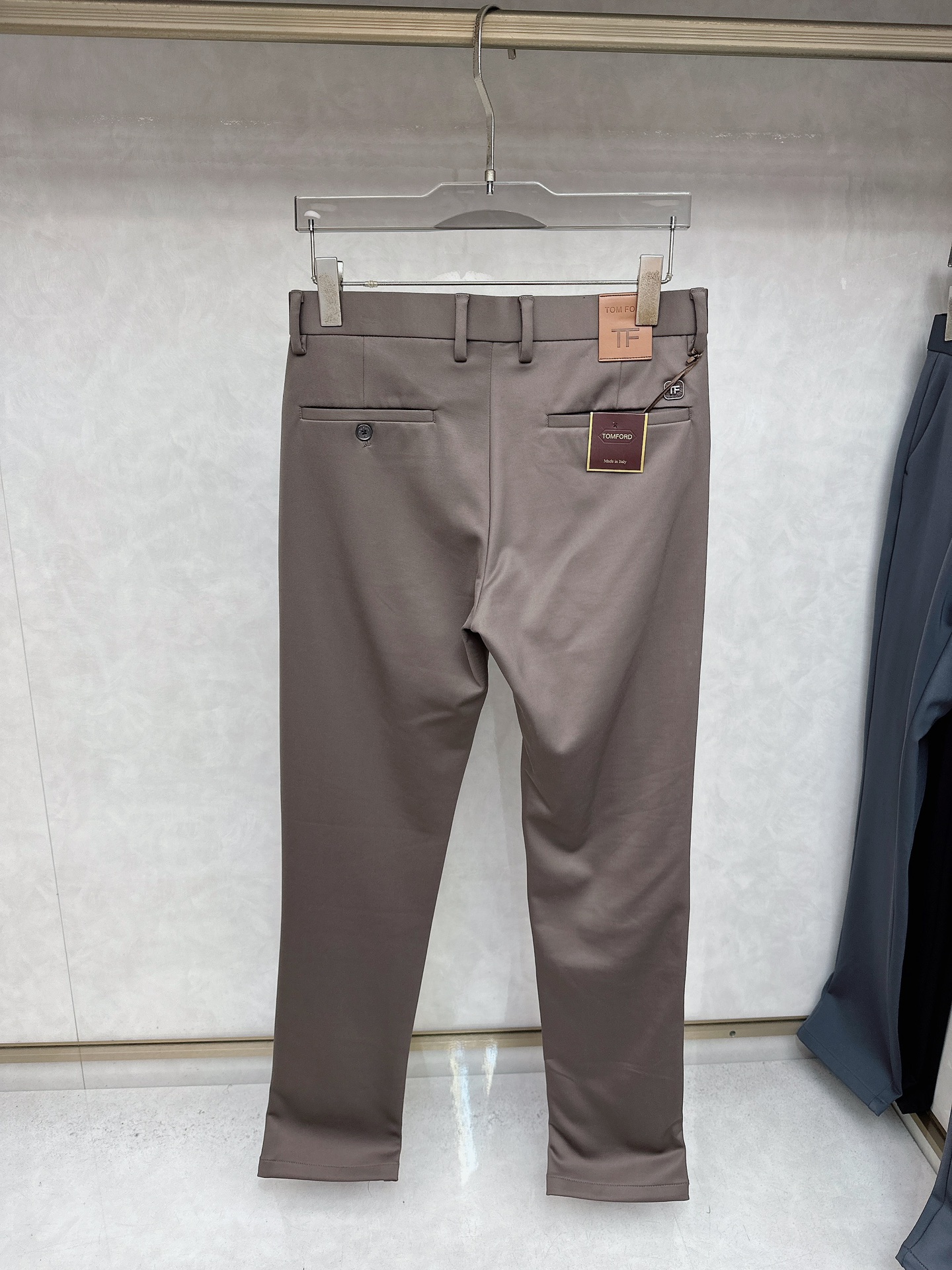 TF 2025秋冬新品男士商务休闲西裤，当柔软与挺括达成完美平衡——这条长裤以100%纯棉主料打造，从肌