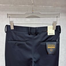 杰尼亚 2025秋冬新品男士商务休闲西裤,当柔软与挺括达成完美平衡——这条长裤以100%纯棉主料打造,从 杰尼亚 2025秋冬新品男士商务休闲西裤,当柔软与挺括达成完美平衡——这条长裤以100%纯棉主料打造,从