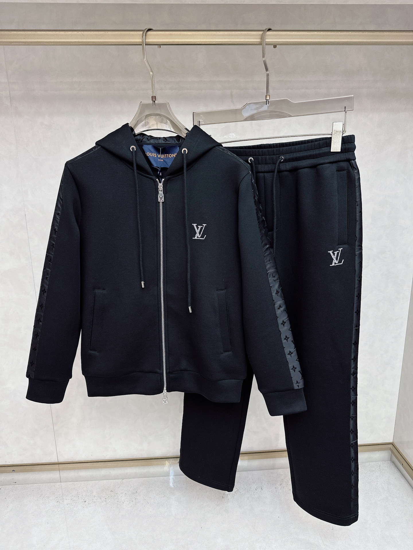 LV 2025秋冬新款时尚休闲套装 品牌经典LOGO ，舒适度极好，手触感强烈。辨识度极高 定制进口面料