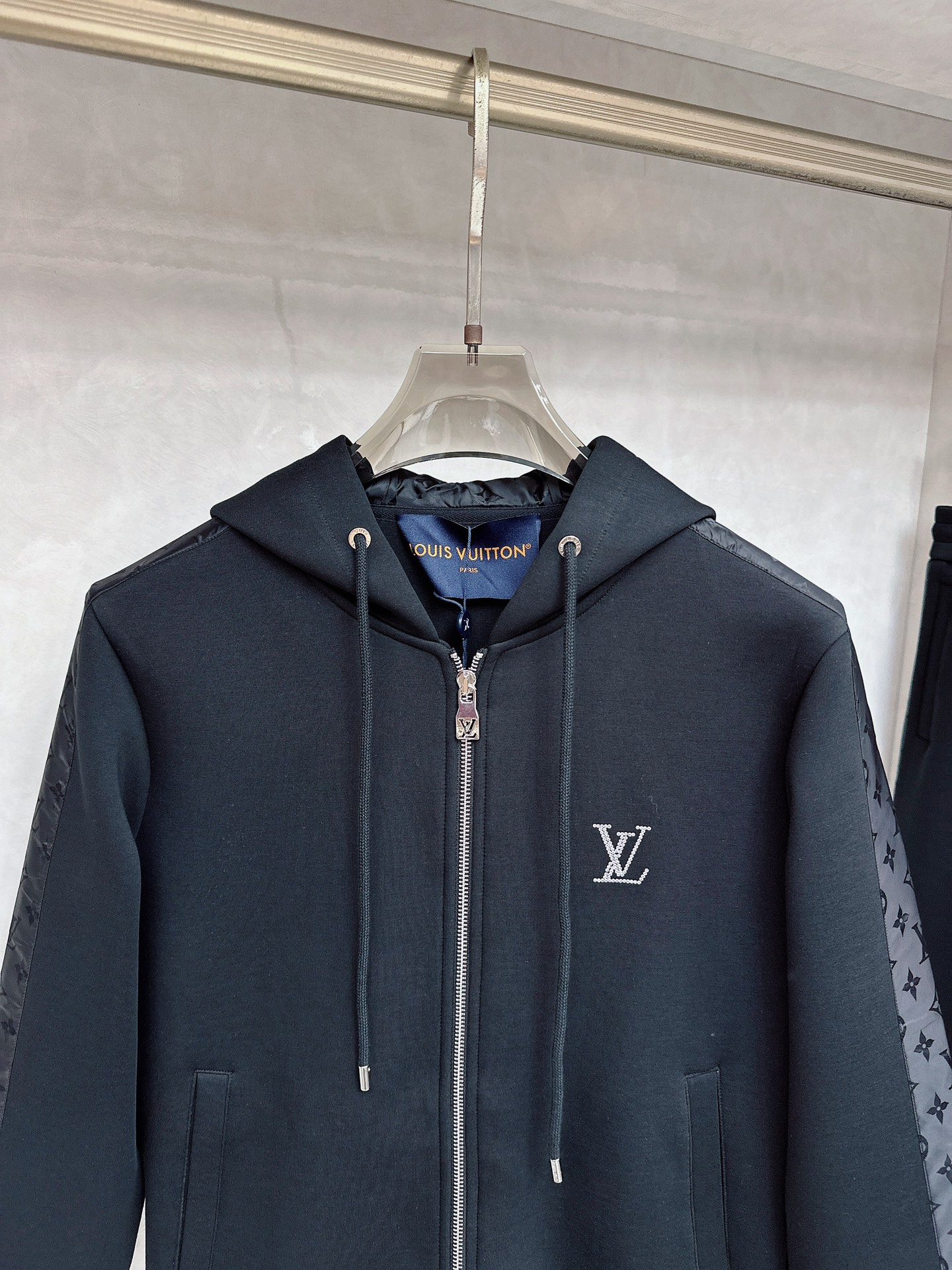 LV 2025秋冬新款时尚休闲套装 品牌经典LOGO ，舒适度极好，手触感强烈。辨识度极高 定制进口面料
