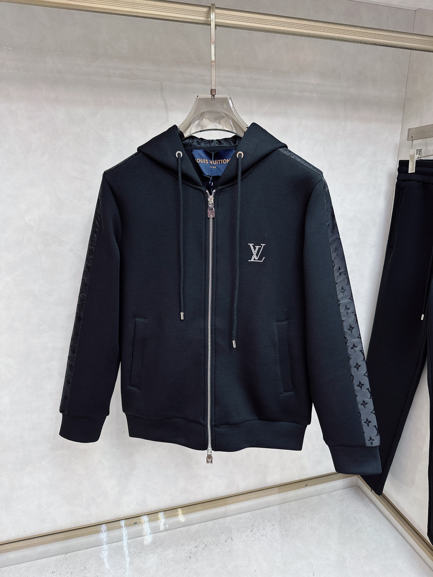 LV 2025秋冬新款时尚休闲套装 品牌经典LOGO ，舒适度极好，手触感强烈。辨识度极高 定制进口面料