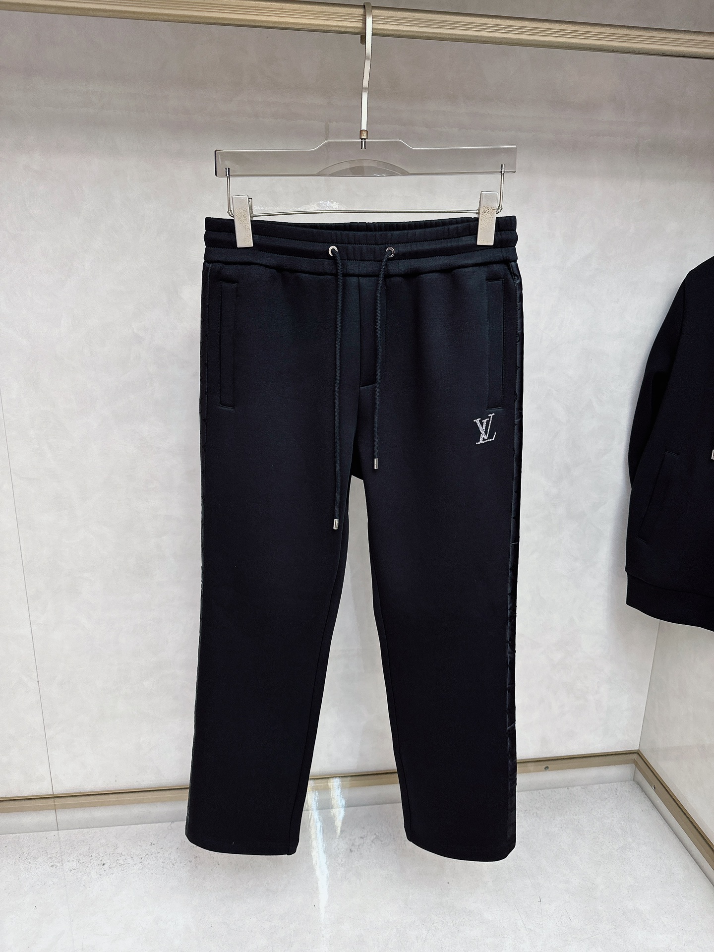 LV 2025秋冬新款时尚休闲套装 品牌经典LOGO ，舒适度极好，手触感强烈。辨识度极高 定制进口面料