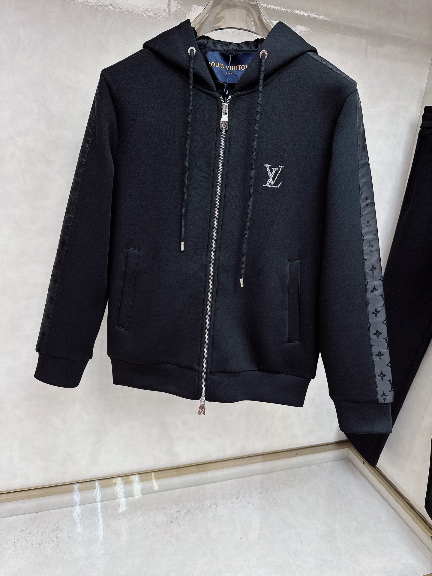LV 2025秋冬新款时尚休闲套装 品牌经典LOGO ，舒适度极好，手触感强烈。辨识度极高 定制进口面料