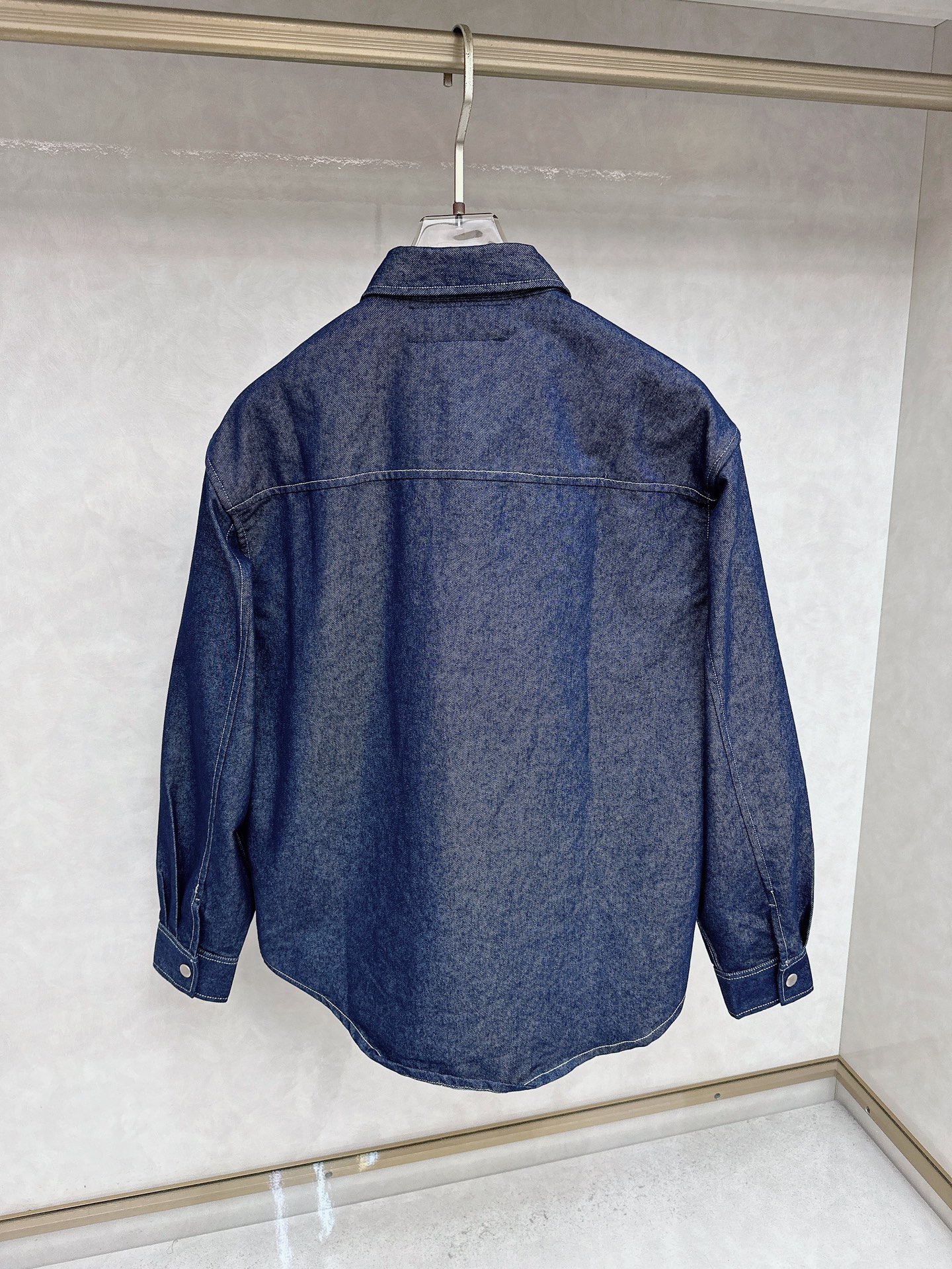 普拉达 Pra 25ss 明线徽标衬衣外套高密斜纹全棉麻棉竹节牛仔布面料，正面饰以涂珐琅金属三角形徽标，