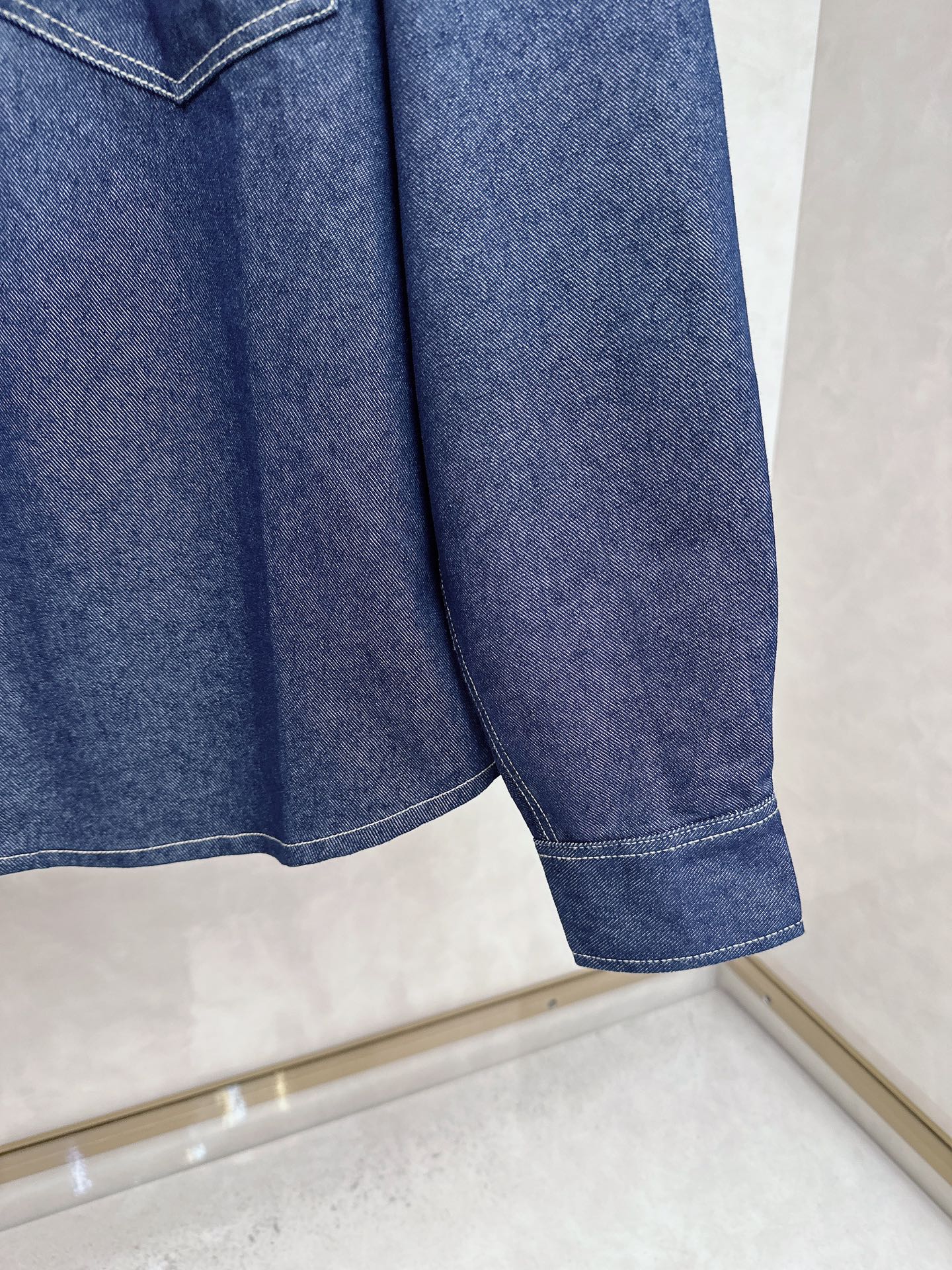 普拉达 Pra 25ss 明线徽标衬衣外套高密斜纹全棉麻棉竹节牛仔布面料，正面饰以涂珐琅金属三角形徽标，