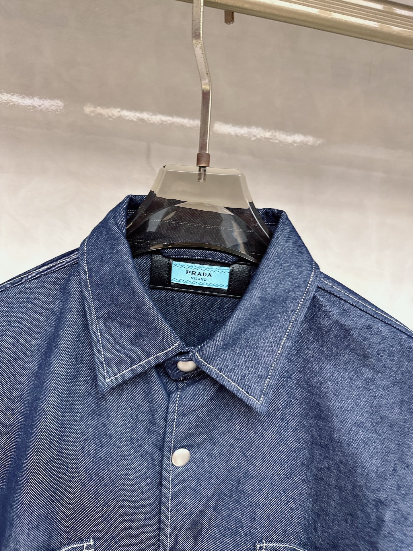 普拉达 Pra 25ss 明线徽标衬衣外套高密斜纹全棉麻棉竹节牛仔布面料，正面饰以涂珐琅金属三角形徽标，