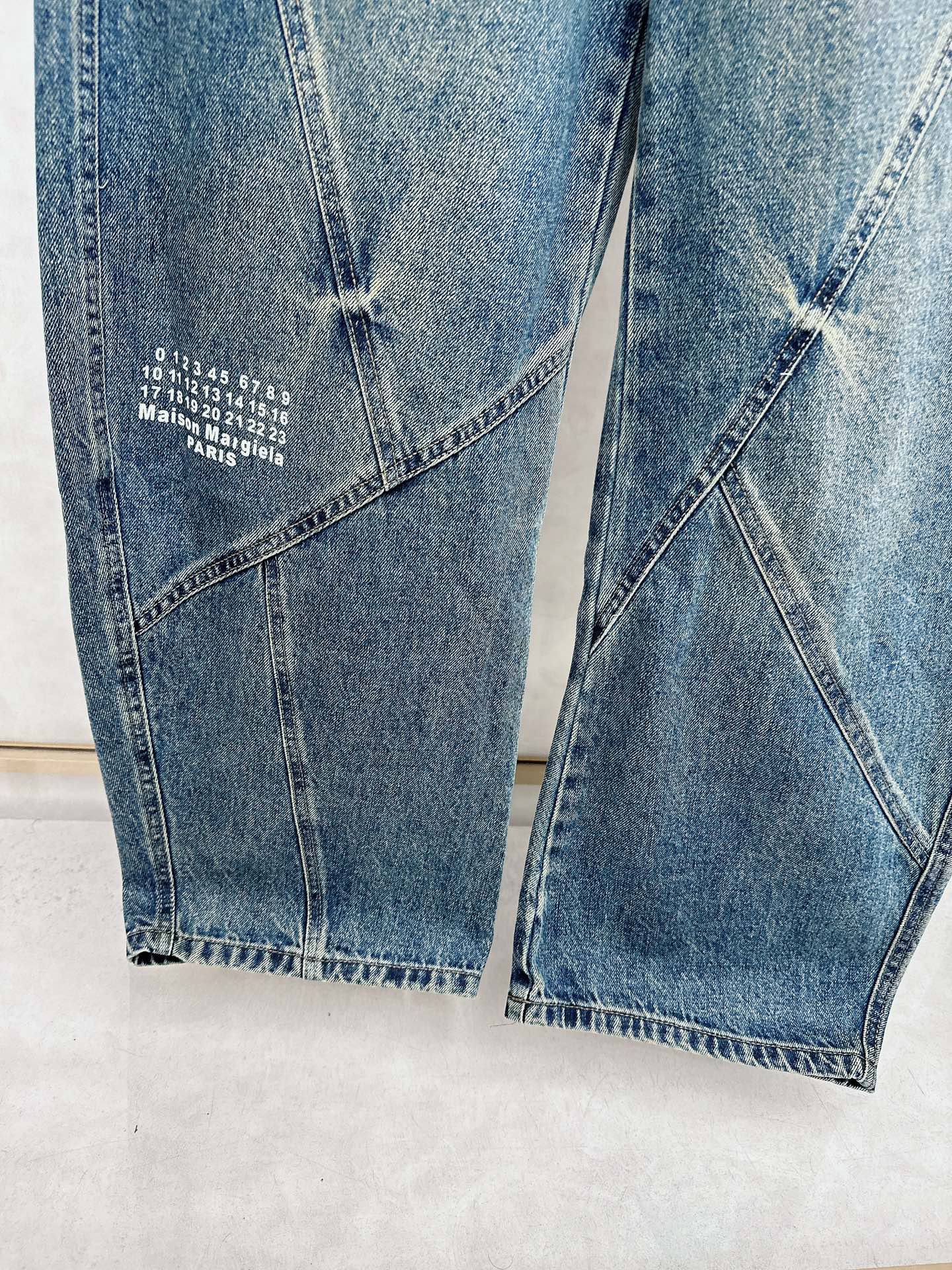 MM6马吉拉 25FW秋冬新款情侣牛仔裤 上身版型真的绝了水洗棉面料超柔软 上身巨舒服包容性好✔️后口袋
