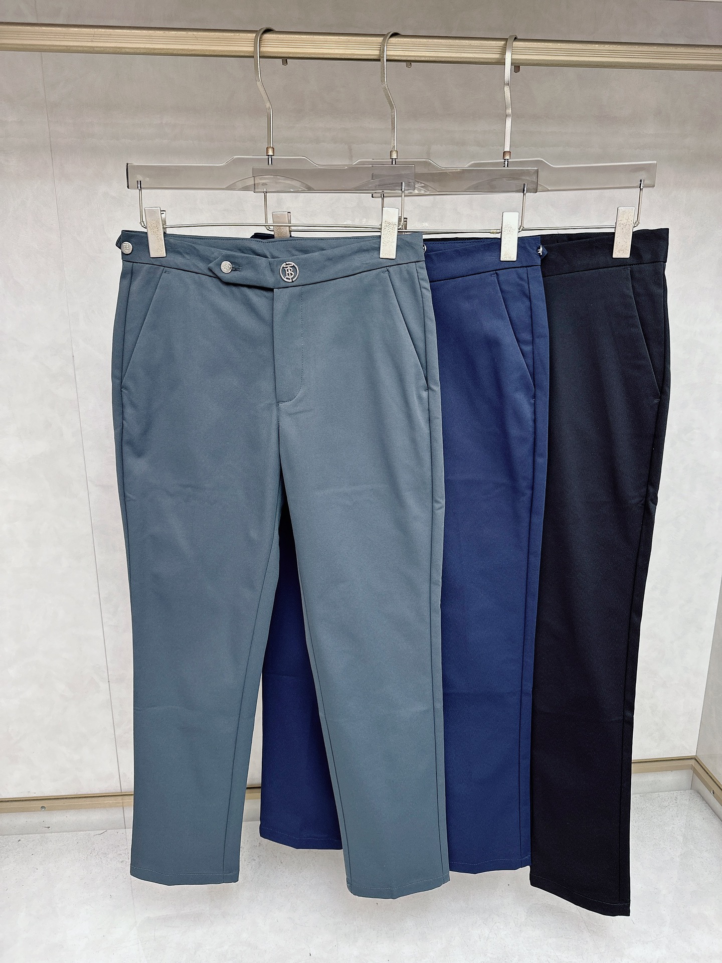 NO:548630,Burberry's 2025 Autumn and Winter Asian Series Latest!  High-end ruthless goods, high-end customized slim-fit business casual pants, original hardware, a style that is fully suitable for daily business casual, with super positive upper body effect, three-dimensional slim-fit buttocks lifted, and the legs are fully demonstrated, including Tennis special cotton fabric!  It belongs to the type of woven cotton!  The texture is firm and delicate, the upper body is very comfortable and stylish, and it is extremely practical and versatile, which is very worth buying!  Requested recommendations from old customers!  !  Size 29-36, Burberry,alexander wang19860909巴宝莉 2025秋冬亚洲系列最新款！高端狠货 高端订制修身商务休闲裤西裤 原版五金 日常商务休闲都完全适用的款,上身效果超正,立体修身提臀,腿部线条完全得到彰显,含天丝特殊棉面料！属于色织棉的类型！纹理紧致细腻,上身非常舒适有型,而且极为实穿百搭,非常值得入手！老客户必收推荐！！尺码29—36,,burberry,alexander wang,Men's clothing