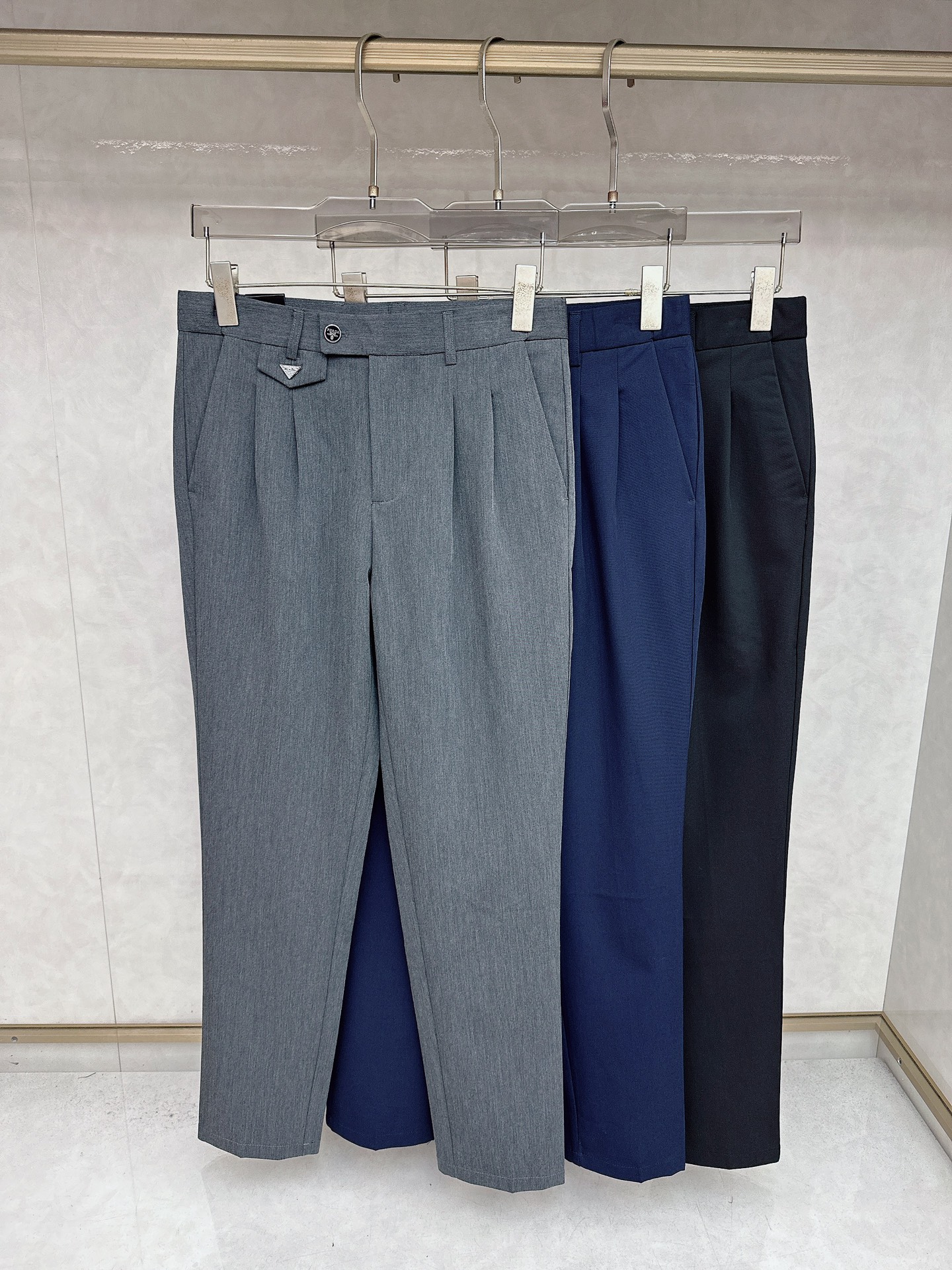 NO:548636,Prada 2025 Autumn and Winter Asian Series Latest!  High-end ruthless goods, high-end customized slim-fit business casual pants, original hardware, a style that is fully suitable for daily business casual, with super positive upper body effect, three-dimensional slim-fit buttocks lifted, and the legs are fully demonstrated, including Tennis special cotton fabric!  It belongs to the type of woven cotton!  The texture is firm and delicate, the upper body is very comfortable and stylish, and it is extremely practical and versatile, which is very worth buying!  Requested recommendations from old customers!  !  Size 29-36, prada,alexander wang19860909普拉达 2025秋冬亚洲系列最新款！高端狠货 高端订制修身商务休闲裤西裤 原版五金 日常商务休闲都完全适用的款,上身效果超正,立体修身提臀,腿部线条完全得到彰显,含天丝特殊棉面料！属于色织棉的类型！纹理紧致细腻,上身非常舒适有型,而且极为实穿百搭,非常值得入手！老客户必收推荐！！尺码29—36,,prada,alexander wang,Men's clothing