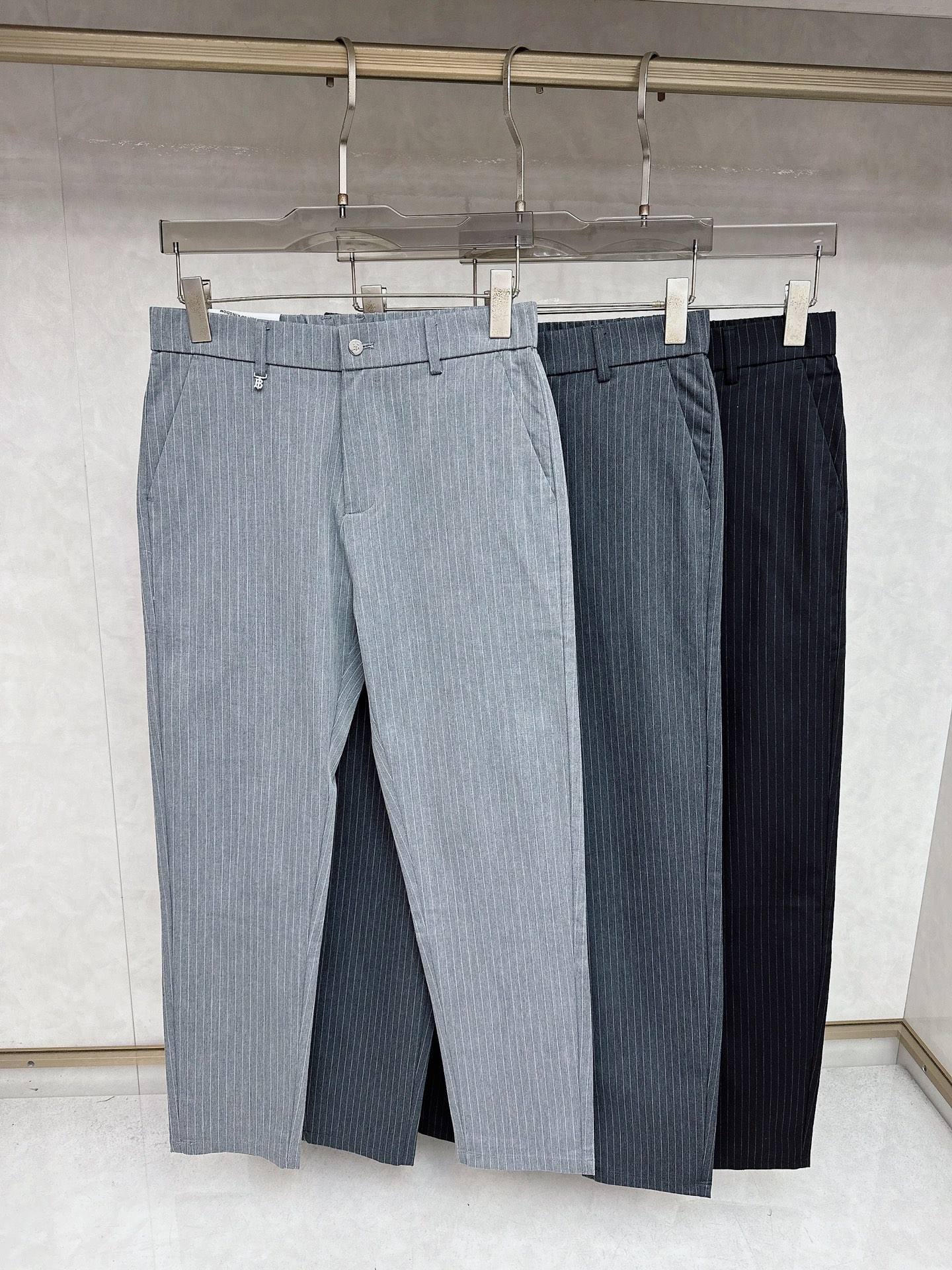 NO:548642,Burberry's 2025 Autumn and Winter Asian Series Latest!  High-end ruthless goods, high-end customized slim-fit business casual pants, original hardware, a style that is fully suitable for daily business and leisure, with super positive upper body effect, three-dimensional slim-fit buttock lift, and the leg lines are fully demonstrated, including Tennis special cotton fabric!  It belongs to the type of woven cotton!  The texture is firm and delicate, the upper body is very comfortable and stylish, and it is extremely practical and versatile, which is very worth buying!  Requested recommendations from old customers!  !  Size 29-38, burberry,alexander wang19860909巴宝莉 2025秋冬亚洲系列最新款！高端狠货 高端订制修身商务休闲裤西裤 原版五金 日常商务休闲都完全适用的款,上身效果超正,立体修身提臀,腿部线条完全得到彰显,含天丝特殊棉面料！属于色织棉的类型！纹理紧致细腻,上身非常舒适有型,而且极为实穿百搭,非常值得入手！老客户必收推荐！！尺码29—38,,burberry,alexander wang,Men's clothing