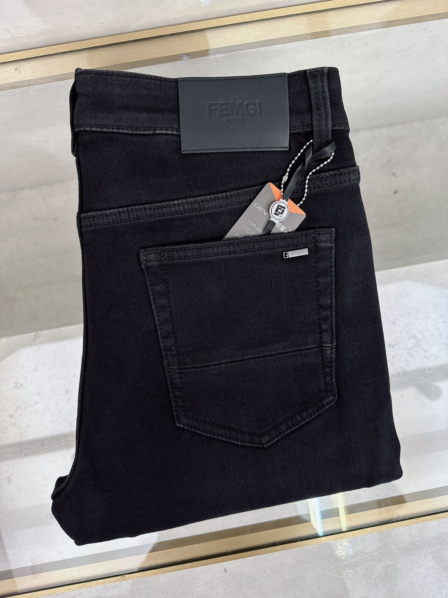 NO:548648,Fendi, new in autumn and winter, high order European denim, spot supply, high-end nylon combed cotton fabric, straight micro-luolan cowling, Size: -,,fendi,alexander wang19860909芬迪 秋冬上新 高订欧货牛仔 现货供应 高端锦纶精梳棉面料 直筒微阔兰牛 码数: -,,fendi,alexander wang,Men's clothing