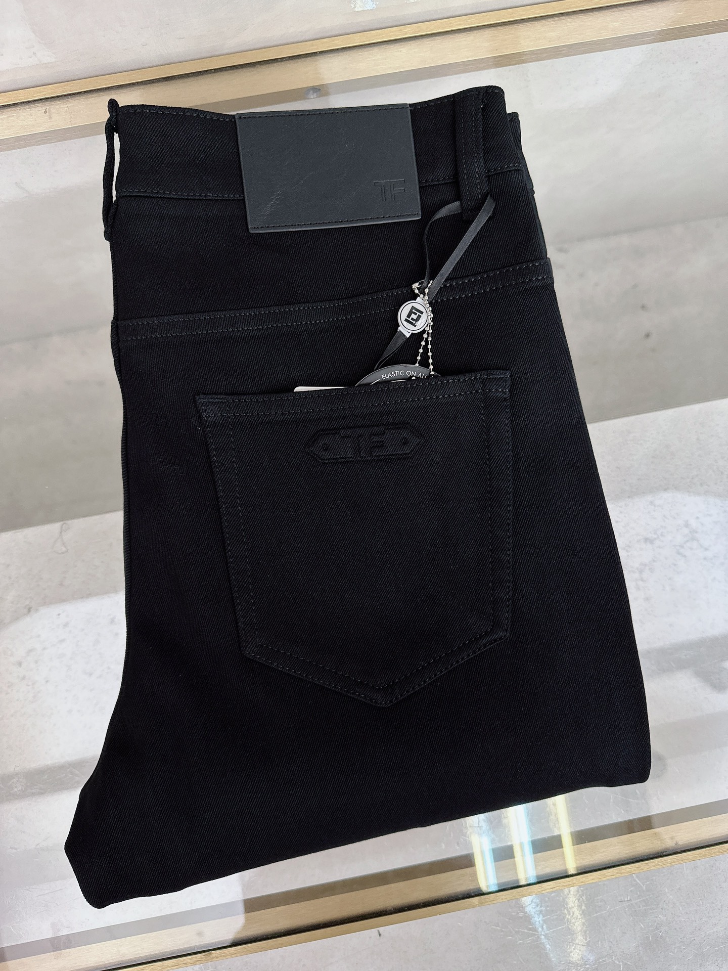 NO:548612,TF new in autumn and winter, high order European denim, spot supply, high-end nylon combed cotton fabric, straight micro-luolan cowling, Size: -,,tom ford,alexander wang19860909TF 秋冬上新 高订欧货牛仔 现货供应 高端锦纶精梳棉面料 直筒微阔兰牛 码数: -,,tom ford,alexander wang,Men's clothing