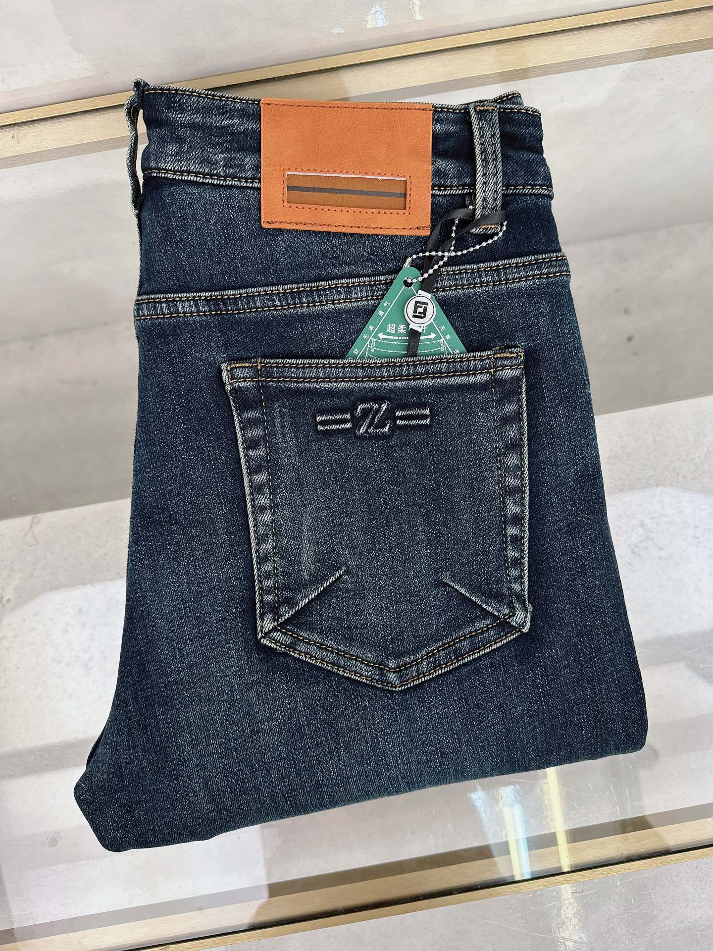NO:548617,Zenia New in autumn and winter High order light luxury denim, spot supply Special ingredients recycled cellulose fabric, non-scalding and anti-wrinkle Number: -,,zegna,alexander wang19860909杰尼亚 秋冬上新 高订轻奢牛仔 现货供应 特殊成份再生纤维素面料 免烫抗皱 码数: -,,zegna,alexander wang,Men's clothing