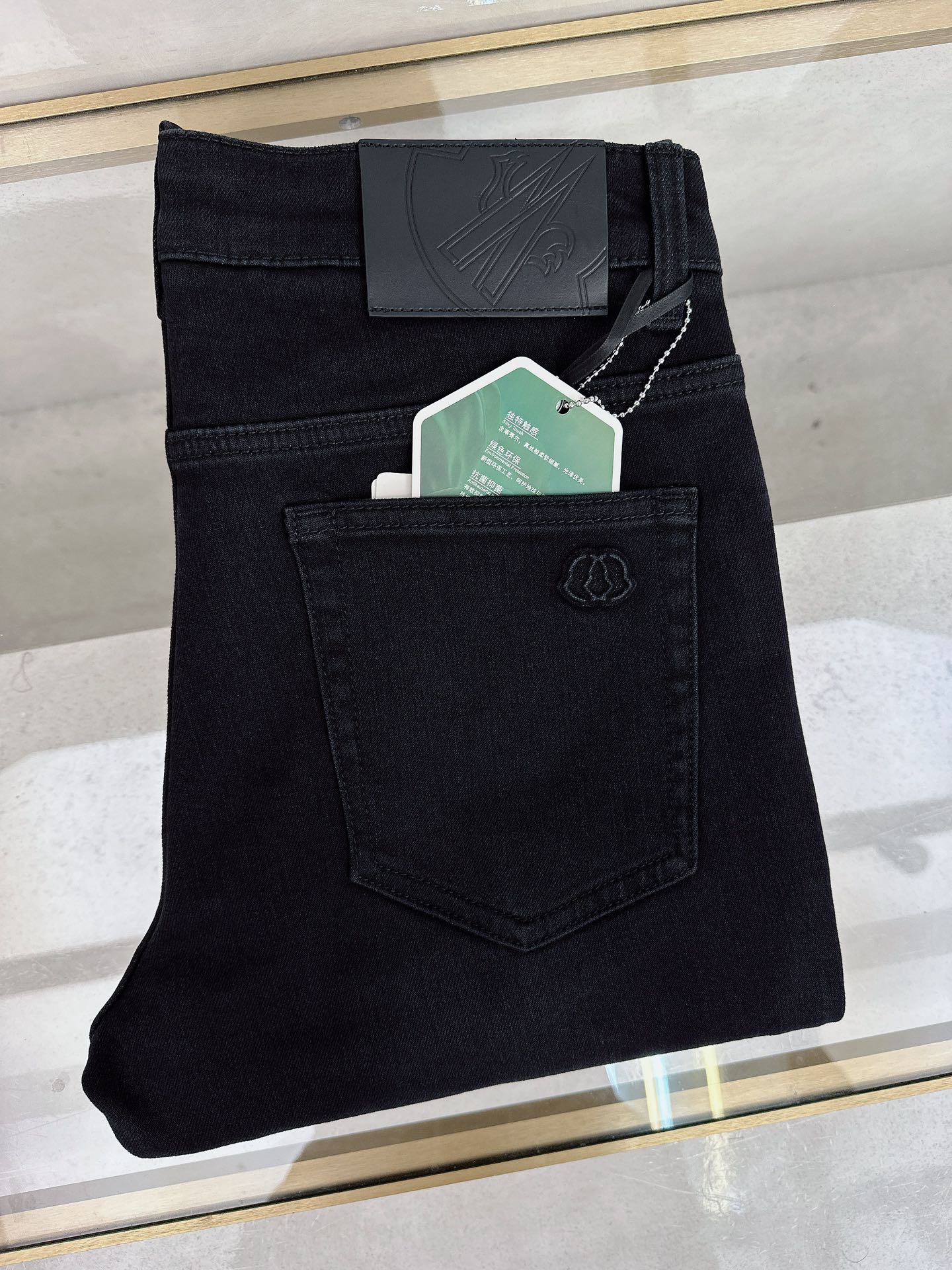 NO:548622,The mask is available in autumn and winter. High order light luxury denim. In stock. Special ingredients recycled cellulose fabric. Non-scalding and anti-wrinkle. Number of codes: -,,Moncler,alexander wang19860909蒙口 秋冬上新 高订轻奢牛仔 现货供应 特殊成份再生纤维素面料 免烫抗皱 码数: -,,Moncler,alexander wang,Men's clothing