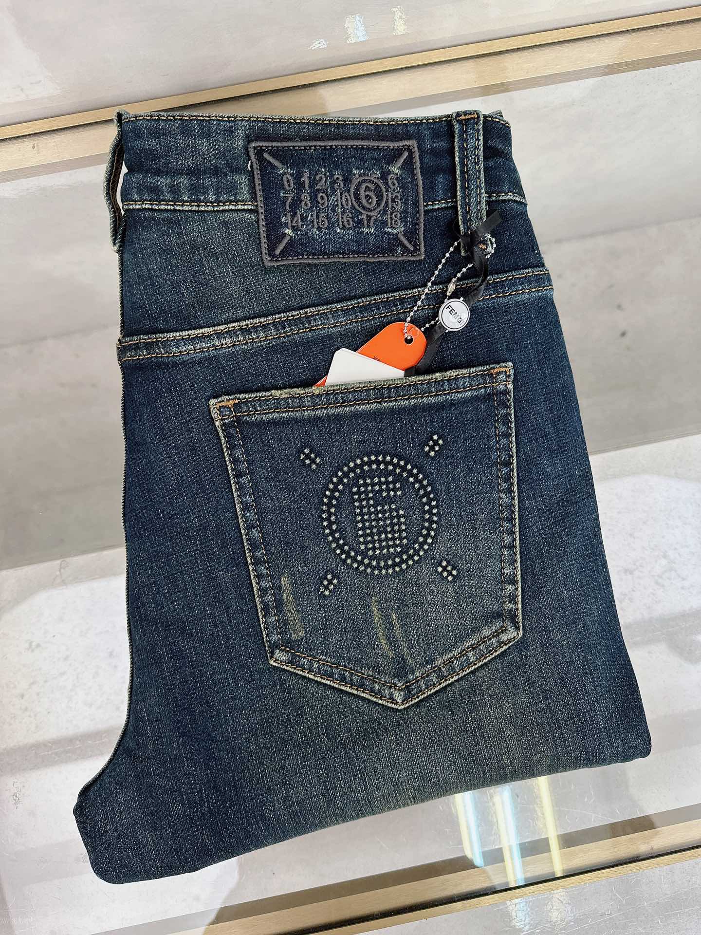 NO:548637,Magila, new in autumn and winter, high-order light luxury denim, spot supply, special ingredients recycled cellulose fabric, non-scalding and anti-wrinkle code: -,,masion margiela,alexander wang19860909马吉拉 秋冬上新 高订轻奢牛仔 现货供应 特殊成份再生纤维素面料 免烫抗皱 码数: -,,masion margiela,alexander wang,Men's clothing