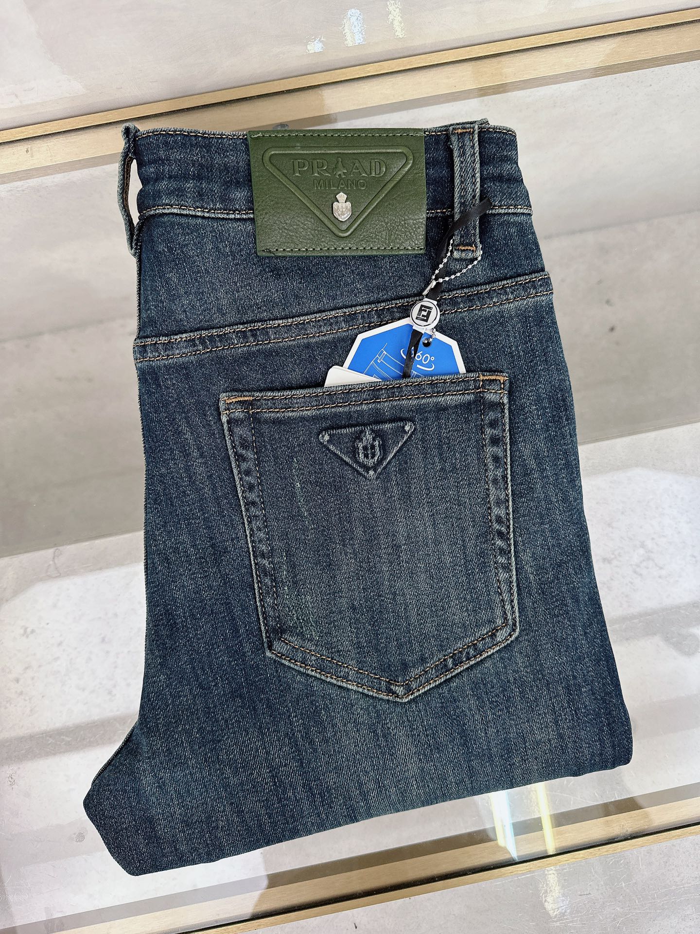 NO:548643,Prada is available in autumn and winter, high-order light luxury denim, spot supply, special ingredients recycled cellulose fabric, non-scalding and anti-wrinkle code: -,, prada,alexander wang19860909普拉达 秋冬上新 高订轻奢牛仔 现货供应 特殊成份再生纤维素面料 免烫抗皱 码数: -,,prada,alexander wang,Men's clothing