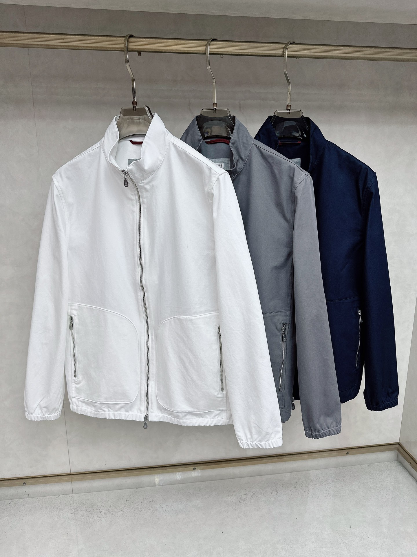 NO:528081,BC Old Qianfeng stand-up collar double zipper jacket, the collar not only modifies the neck lines, but also adds a sense of ability and atmosphere. Its style is just right, and it will not be too tight to restrain the body, nor will it be too loose and procrastinate. Whether it is business travel or casual gathering, it can be easily controlled, showing the wearer's unique taste and temperament. From material selection to production, every link embodies the efforts of craftsmen. It not only has good breathability, but also can remain firm and stylish in various environments. During the cutting process, precise three-dimensional cutting technology is used to ensure that every line is smooth and natural, fits the human body curve. The sewing process is evenly refined, and the fine stitches are evenly distributed.  The carefully selected high-quality metal materials of hardware and engraved with brand-specific logos, which are not only practical, but also become a delicate decoration. The zipper is made of high-quality metal materials, which is smooth and durable, and the opening and closing is smooth and textured. It also forms a clever response to the simple style of the outside, showing restrained luxury. The pocket zipper design is both practical and beautiful, adding a sense of casualness and freedom to the overall shape!  Color white, navy blue, gray, code count 48-56,,jackets & coats,jackets & coats,alexander wang19860909BC 老钱风立领双拉链夹克外套,领子不仅修饰颈部线条,更增添了一份干练与大气.它的版型恰到好处,既不会过于紧身而束缚身体,也不会过于宽松显得拖沓,无论是商务出行还是休闲聚会,都能轻松驾驭,展现出穿着者独特的品味与气质. 精选棉,从选材到制作,每一个环节都凝聚着匠人的心血.不仅具有良好的透气性,还能在各种环境下保持挺括有型.在裁剪过程中,采用精准的立体裁剪技术,确保每一处线条都流畅自然,贴合人体曲线.缝制工艺更是精益求精,细密的针脚均匀分布. 精心挑选五金高品质金属材质,刻有品牌专属标识,不仅实用,更成为了精致的装饰.拉链选用高品质金属材质,顺滑耐用,开合之间尽显流畅质感.还与外部的简约风格形成巧妙呼应,展现出内敛的奢华.口袋拉链设计既实用又美观,为整体造型增添了一份随性与自在！ 颜色白色 藏蓝色 灰色 码数48-56,,jackets & coats,jackets & coats,alexander wang,Men's clothing