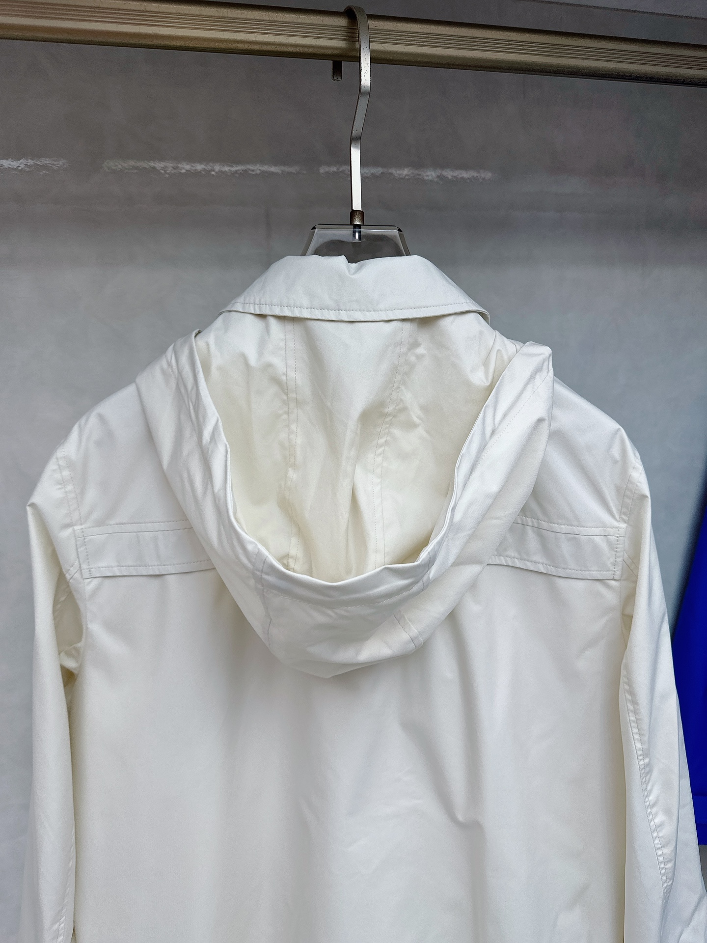 kiton 新款来袭 简约时尚设计带帽搭配小红扣拉链翻领式，可拆卸方便携带，简约大气，轻松适配各种基础款