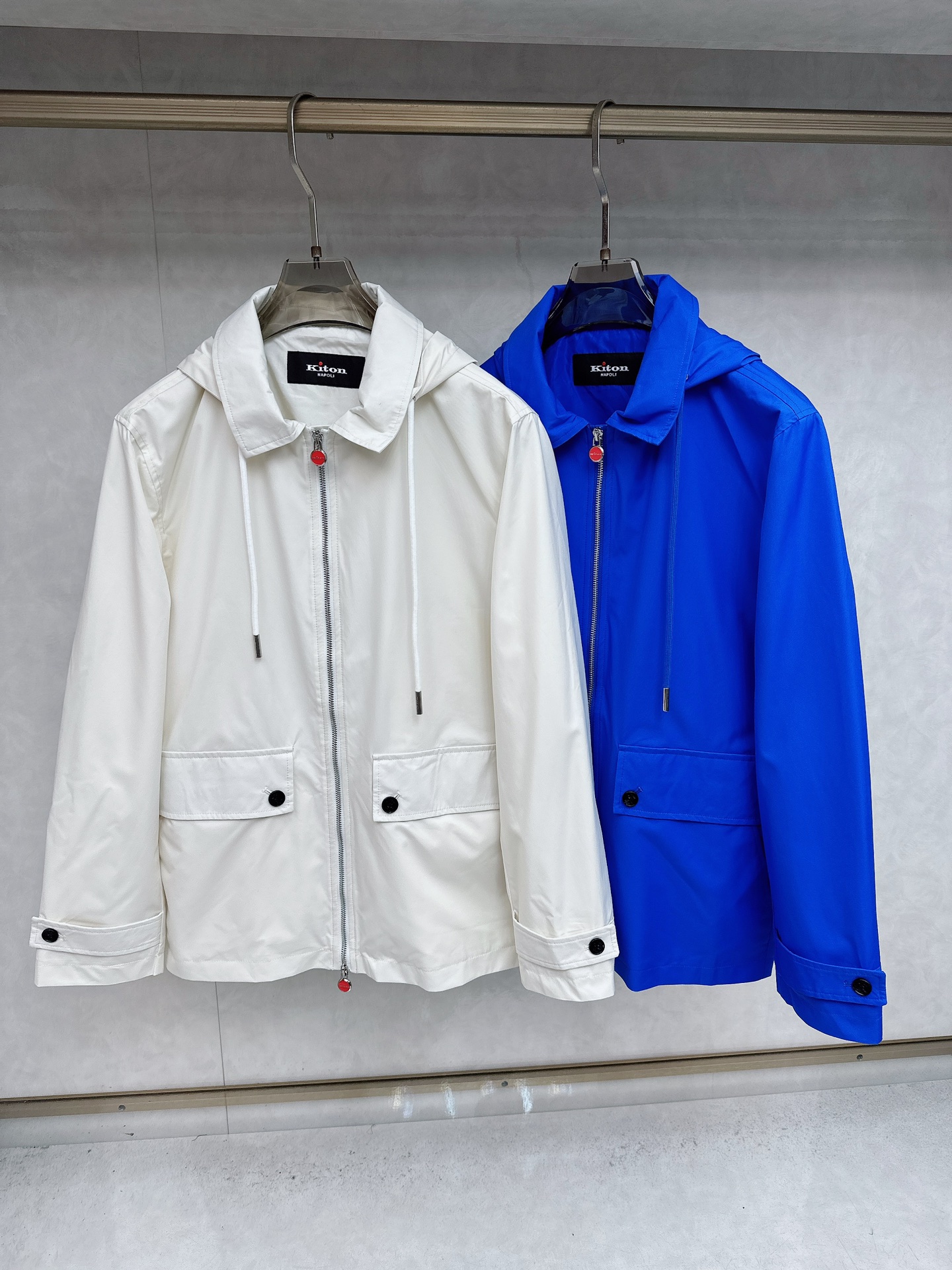 kiton 新款来袭 简约时尚设计带帽搭配小红扣拉链翻领式，可拆卸方便携带，简约大气，轻松适配各种基础款