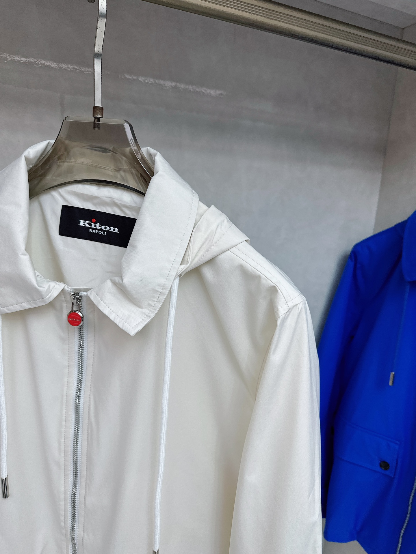 kiton 新款来袭 简约时尚设计带帽搭配小红扣拉链翻领式，可拆卸方便携带，简约大气，轻松适配各种基础款