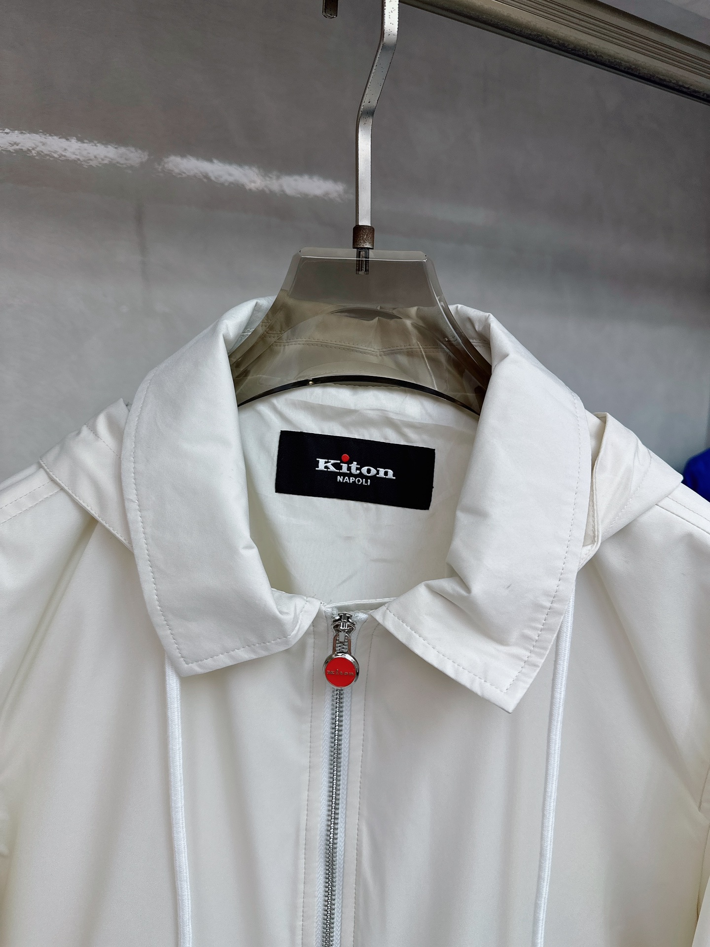 kiton 新款来袭 简约时尚设计带帽搭配小红扣拉链翻领式，可拆卸方便携带，简约大气，轻松适配各种基础款