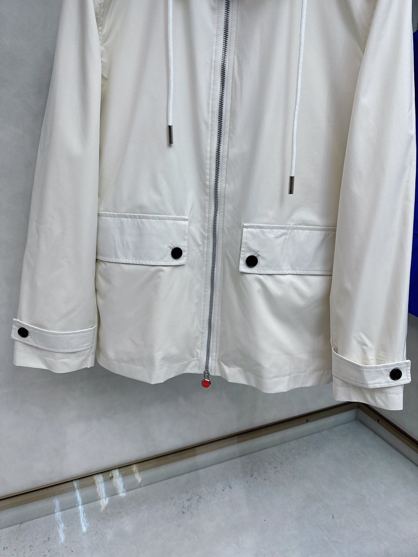 kiton 新款来袭 简约时尚设计带帽搭配小红扣拉链翻领式，可拆卸方便携带，简约大气，轻松适配各种基础款