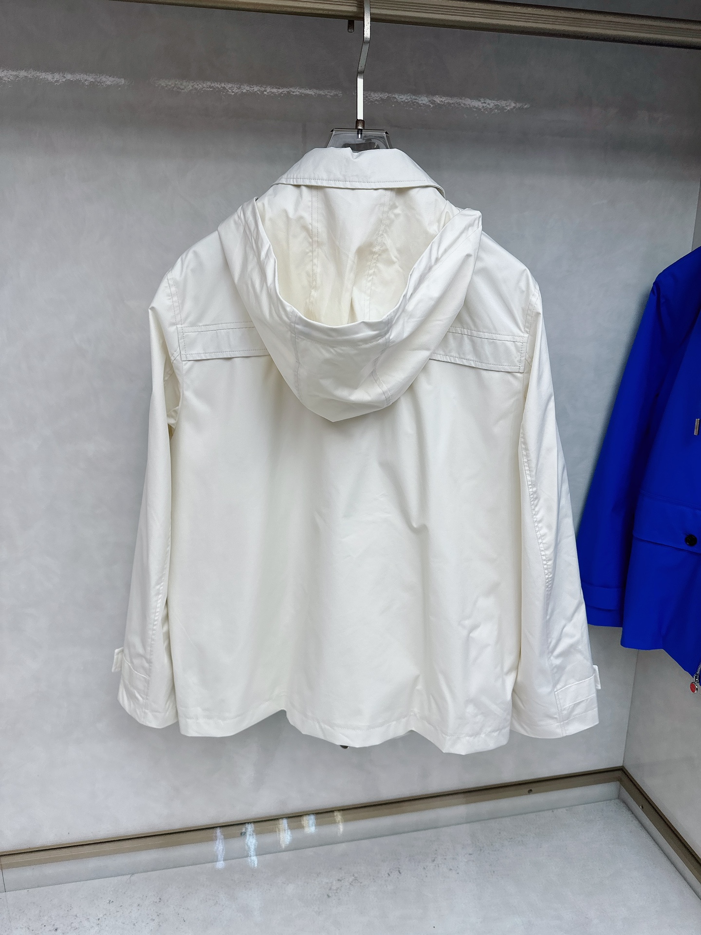 kiton 新款来袭 简约时尚设计带帽搭配小红扣拉链翻领式，可拆卸方便携带，简约大气，轻松适配各种基础款