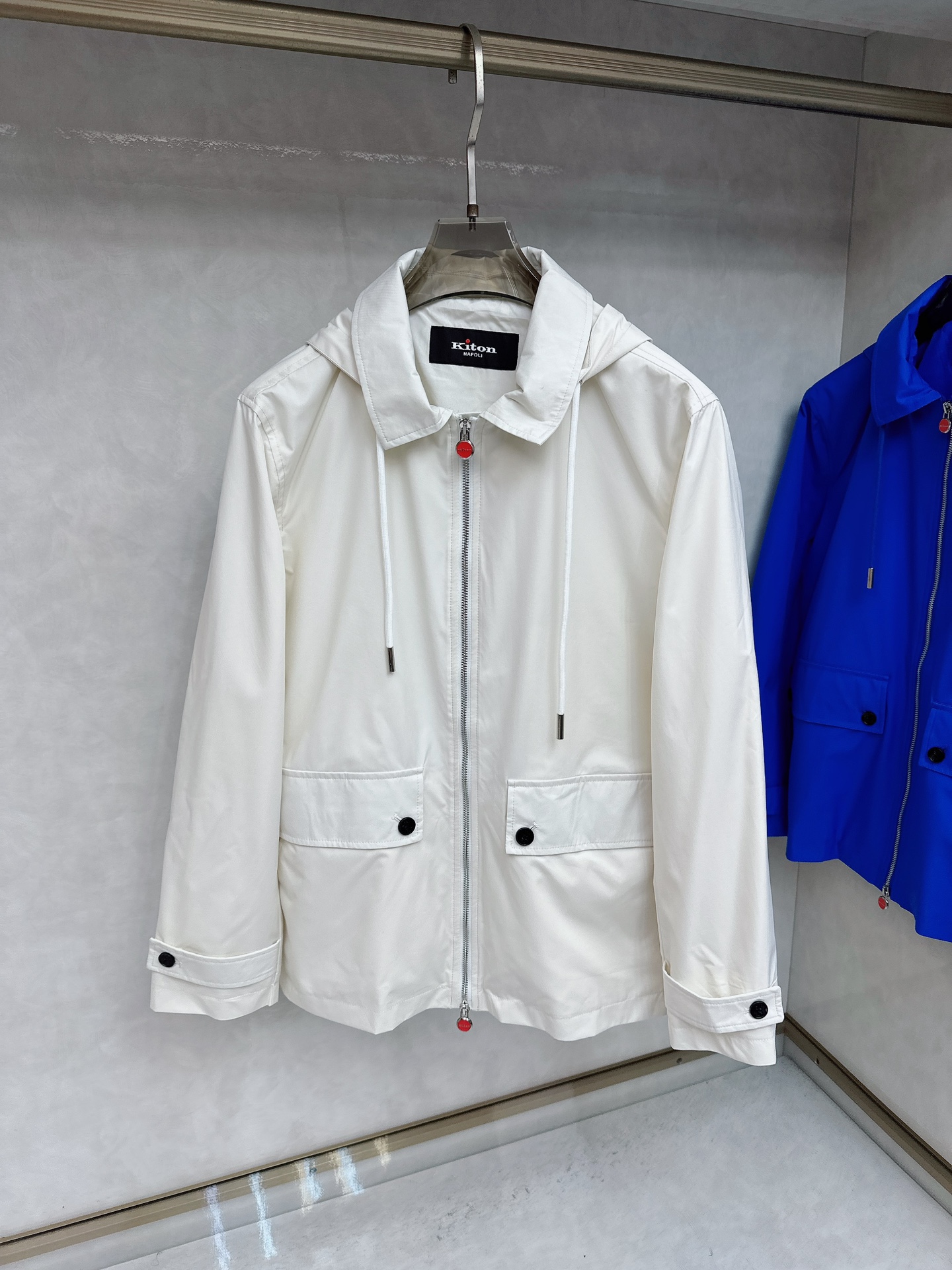 kiton 新款来袭 简约时尚设计带帽搭配小红扣拉链翻领式，可拆卸方便携带，简约大气，轻松适配各种基础款