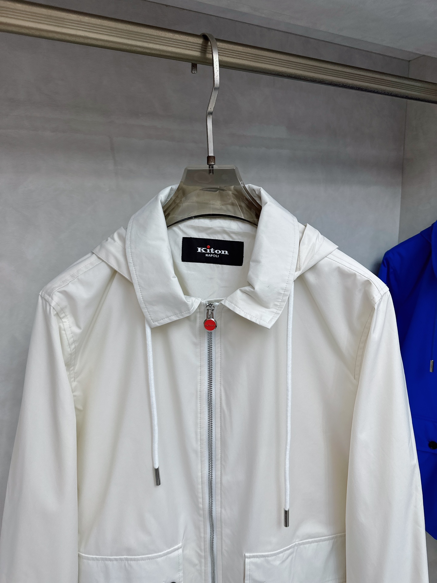 kiton 新款来袭 简约时尚设计带帽搭配小红扣拉链翻领式，可拆卸方便携带，简约大气，轻松适配各种基础款
