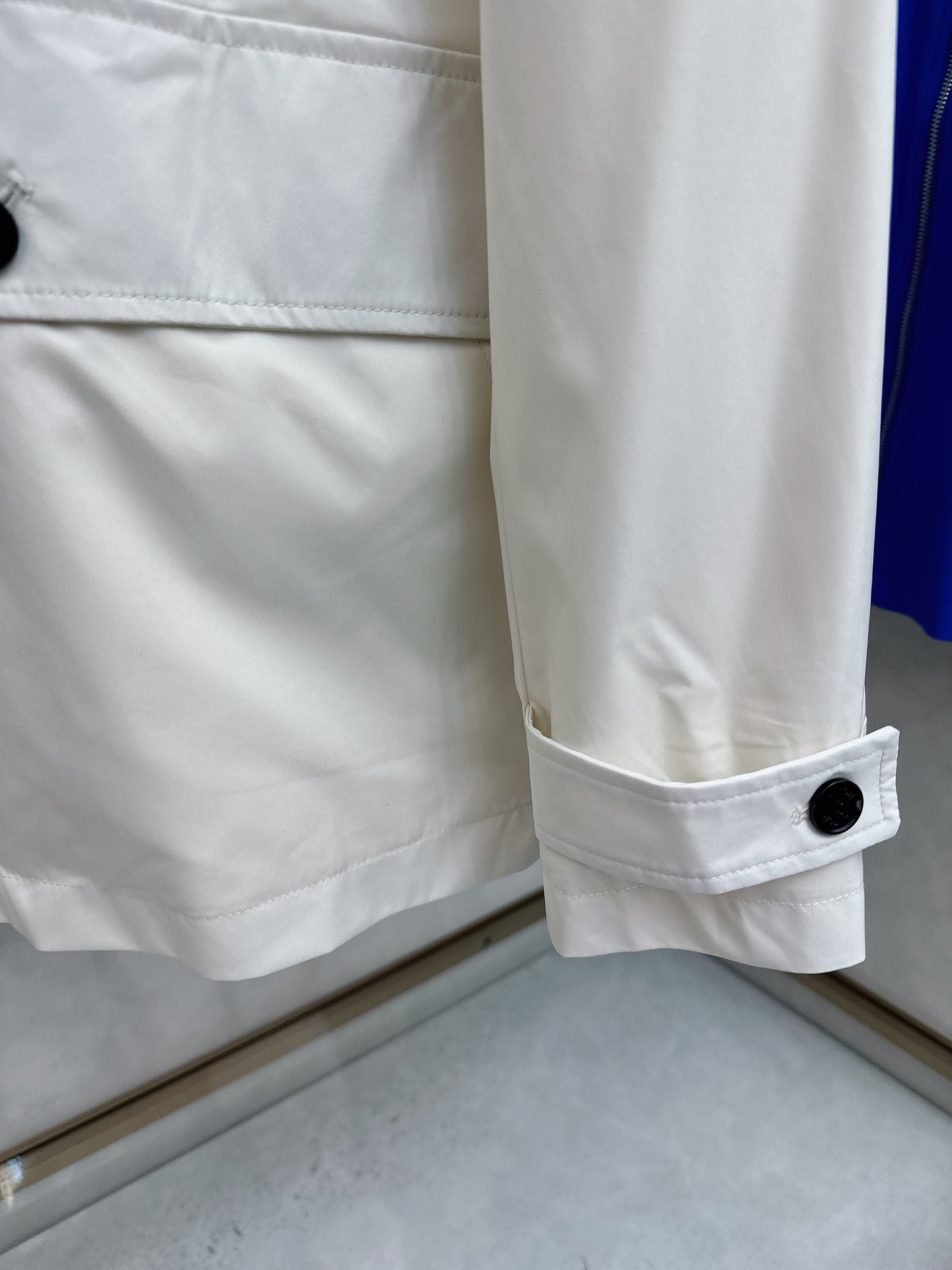 kiton 新款来袭 简约时尚设计带帽搭配小红扣拉链翻领式，可拆卸方便携带，简约大气，轻松适配各种基础款