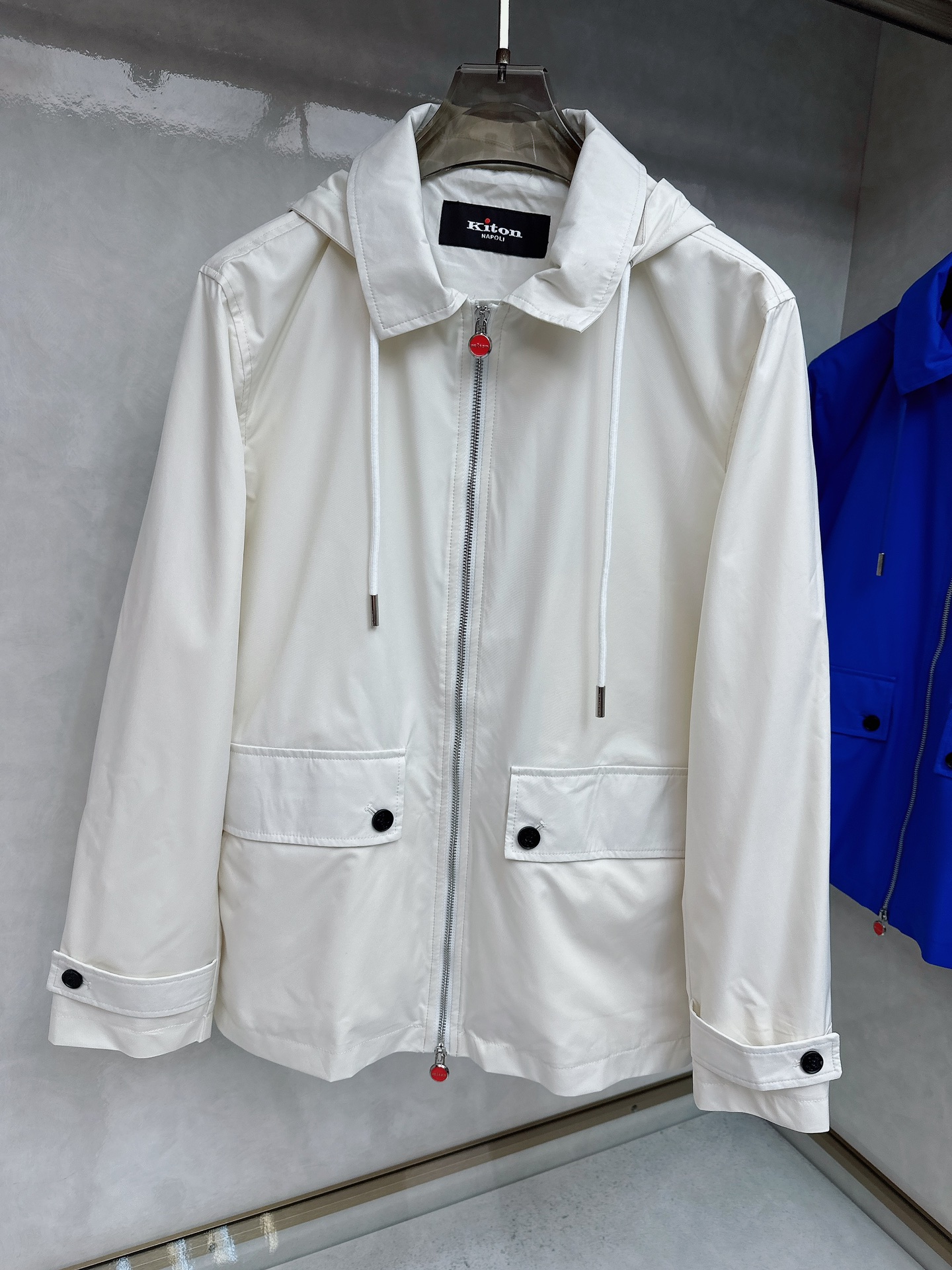 kiton 新款来袭 简约时尚设计带帽搭配小红扣拉链翻领式，可拆卸方便携带，简约大气，轻松适配各种基础款